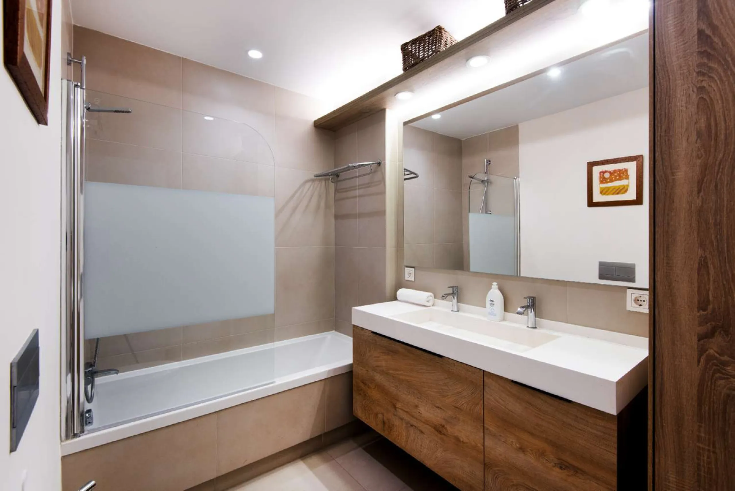Exclusive property for sale in a luxury residential complex in the Buddhist stupa area in Benalmadena. We find this property completely renovated with the best qualities and design to offer us a modern and cozy atmosphere. It has 110 m2 built distributed 