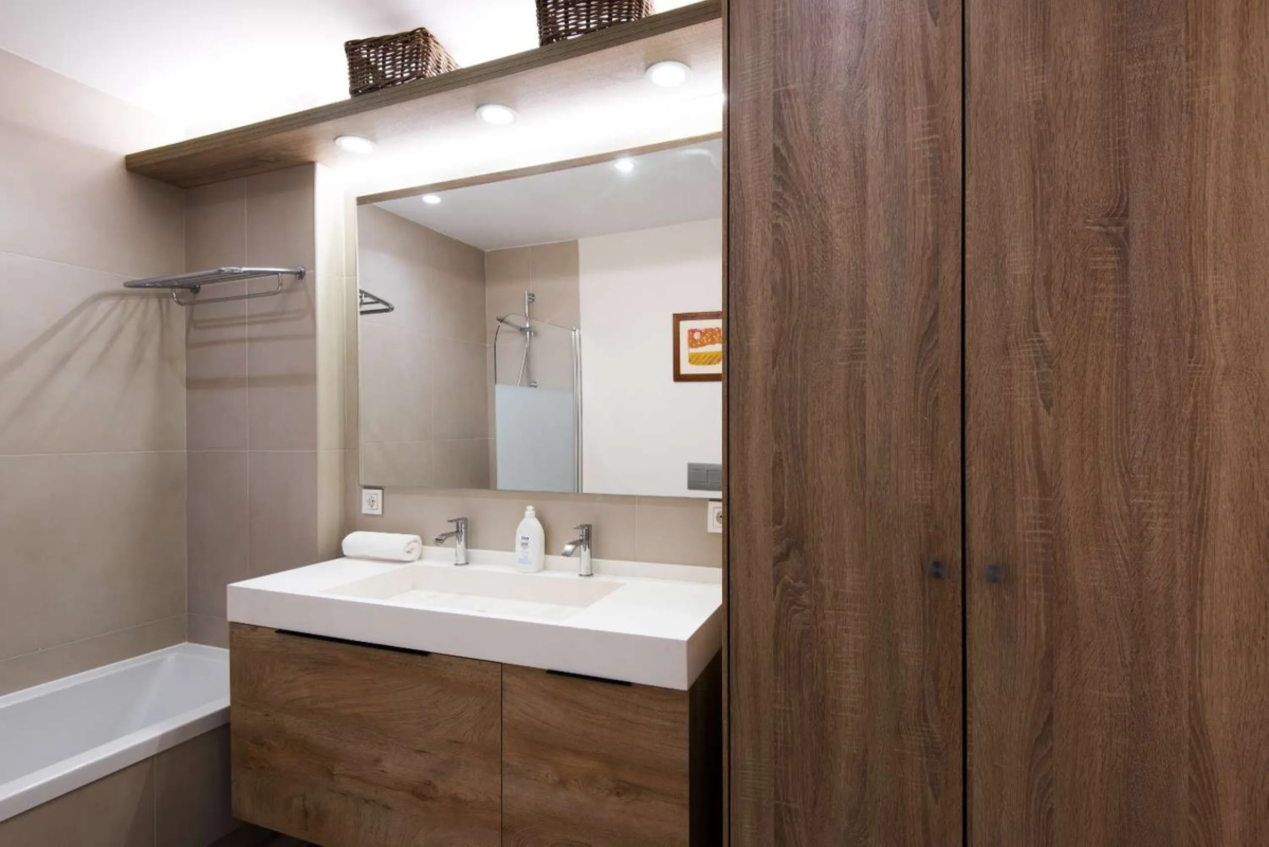 Exclusive property for sale in a luxury residential complex in the Buddhist stupa area in Benalmadena. We find this property completely renovated with the best qualities and design to offer us a modern and cozy atmosphere. It has 110 m2 built distributed 
