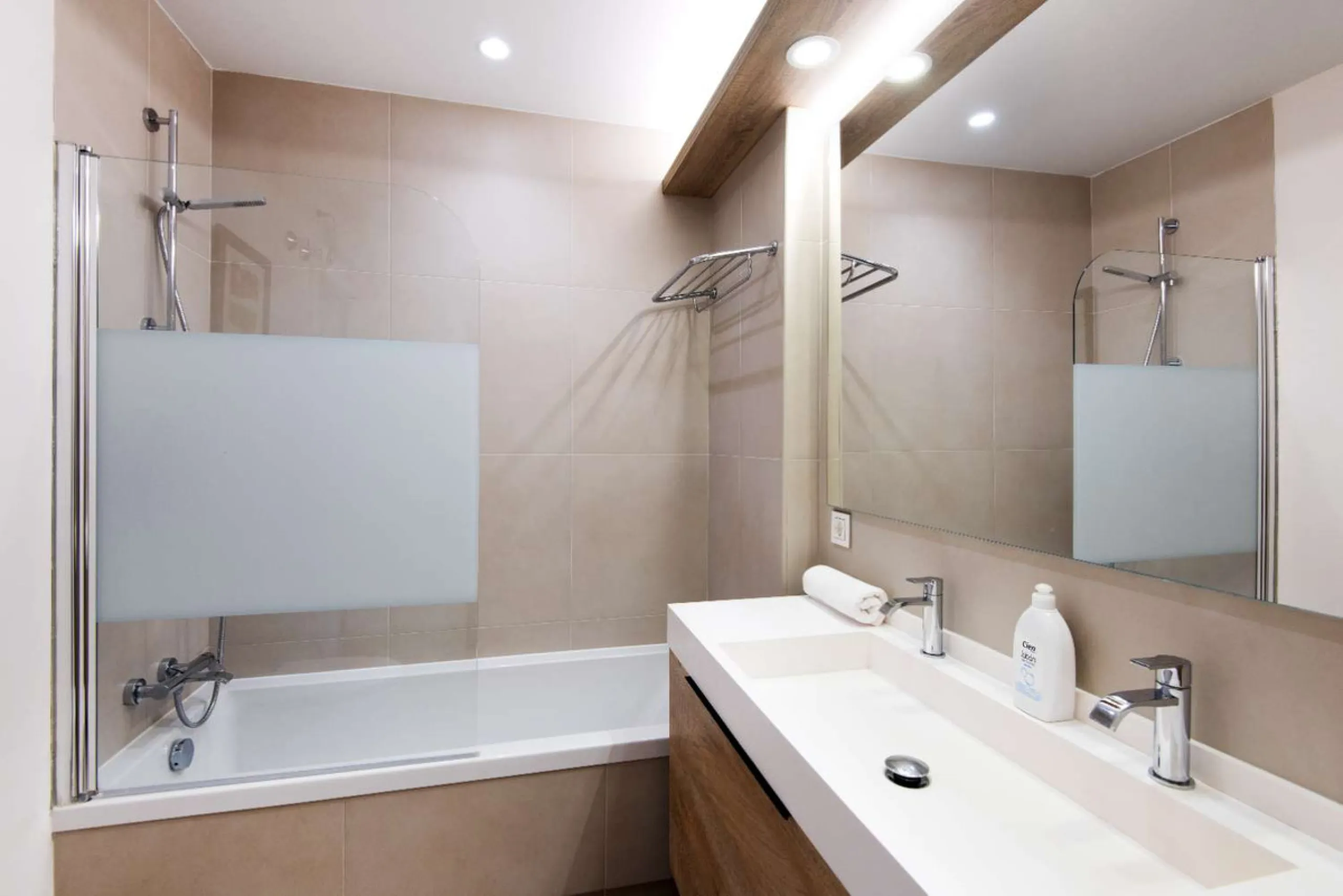 Exclusive property for sale in a luxury residential complex in the Buddhist stupa area in Benalmadena. We find this property completely renovated with the best qualities and design to offer us a modern and cozy atmosphere. It has 110 m2 built distributed 