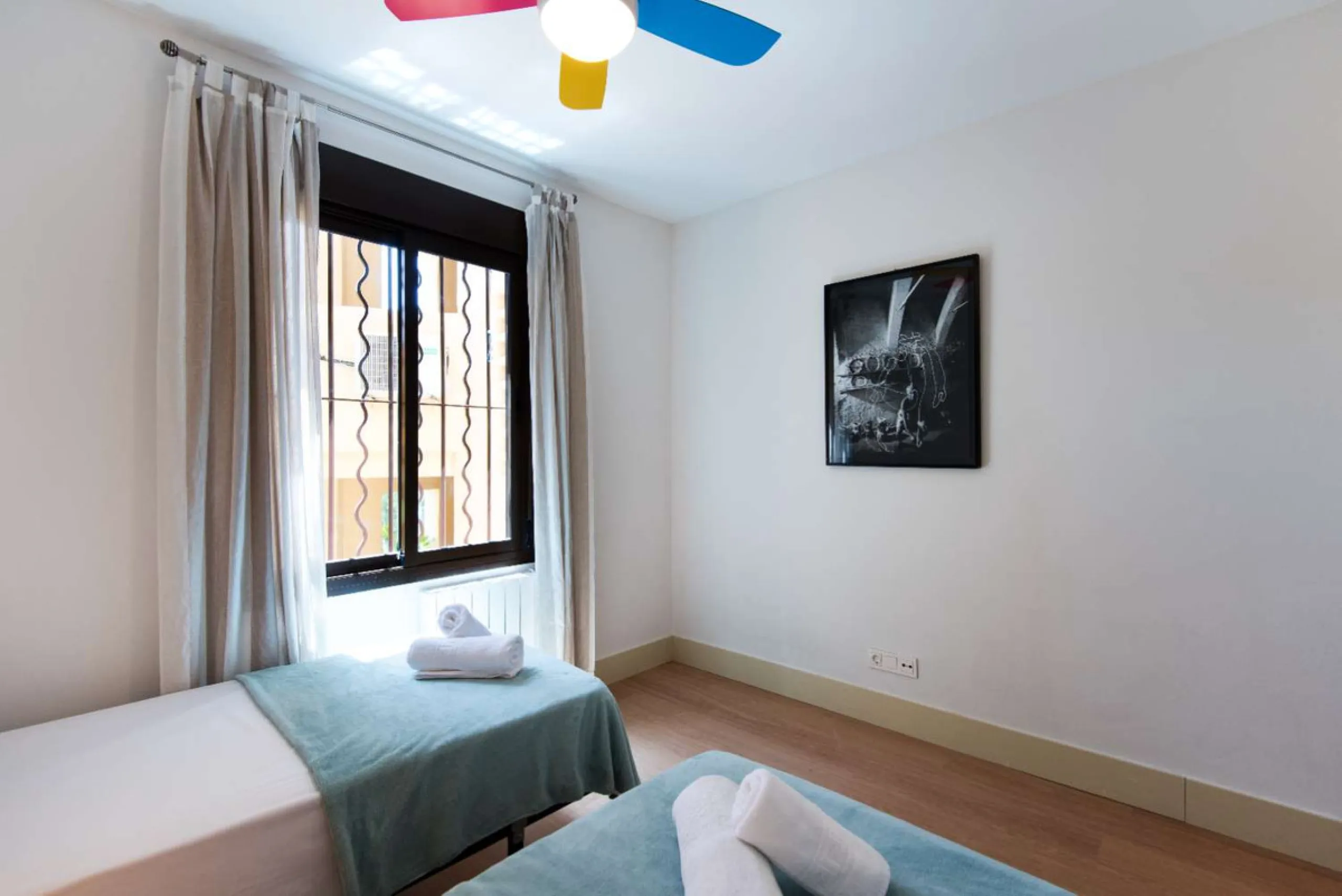 Exclusive property for sale in a luxury residential complex in the Buddhist stupa area in Benalmadena. We find this property completely renovated with the best qualities and design to offer us a modern and cozy atmosphere. It has 110 m2 built distributed 