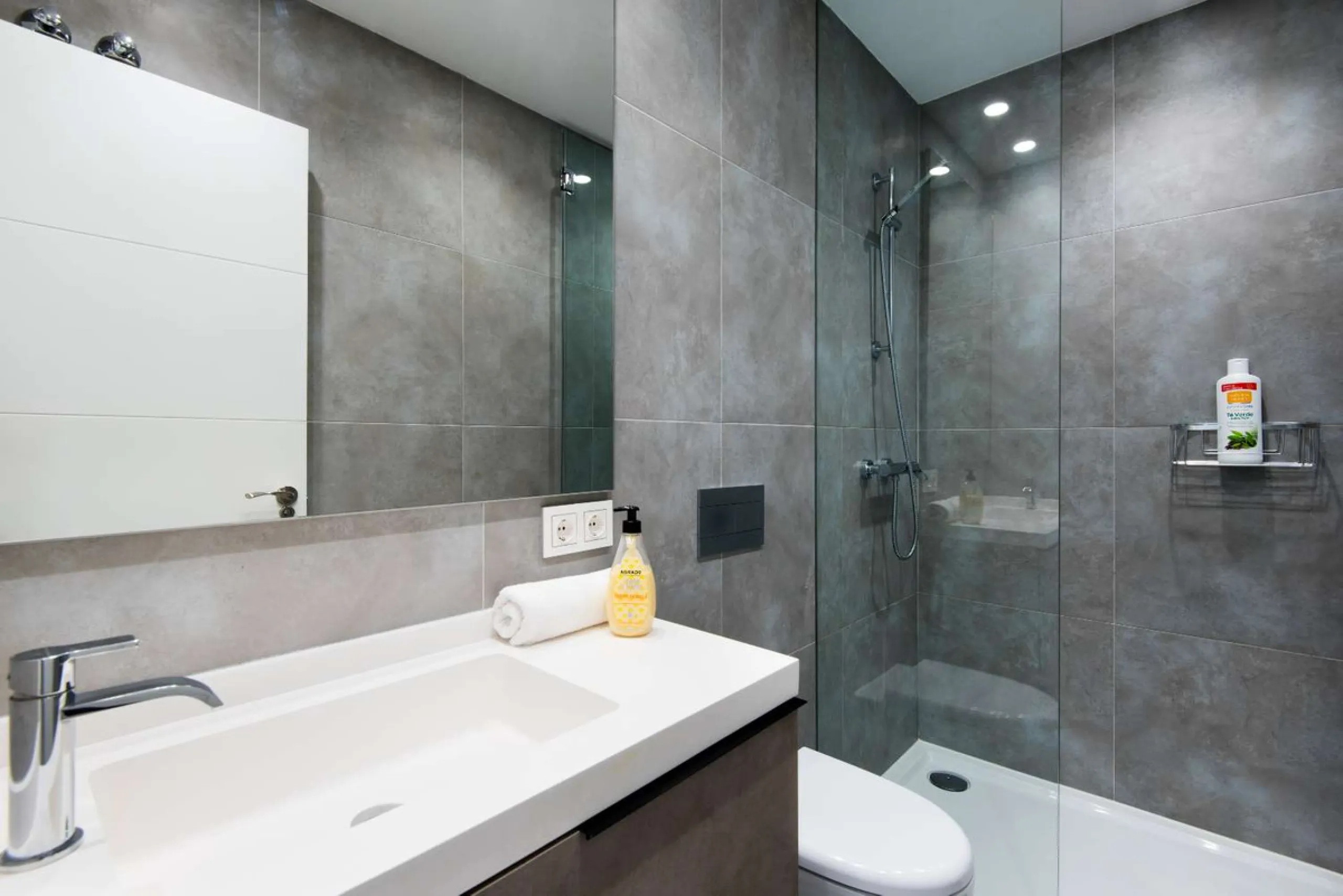 Exclusive property for sale in a luxury residential complex in the Buddhist stupa area in Benalmadena. We find this property completely renovated with the best qualities and design to offer us a modern and cozy atmosphere. It has 110 m2 built distributed 