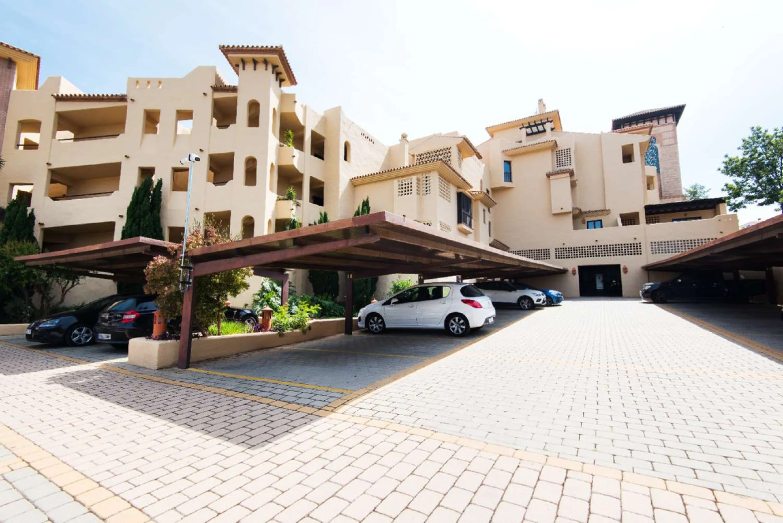 Exclusive property for sale in a luxury residential complex in the Buddhist stupa area in Benalmadena. We find this property completely renovated with the best qualities and design to offer us a modern and cozy atmosphere. It has 110 m2 built distributed 