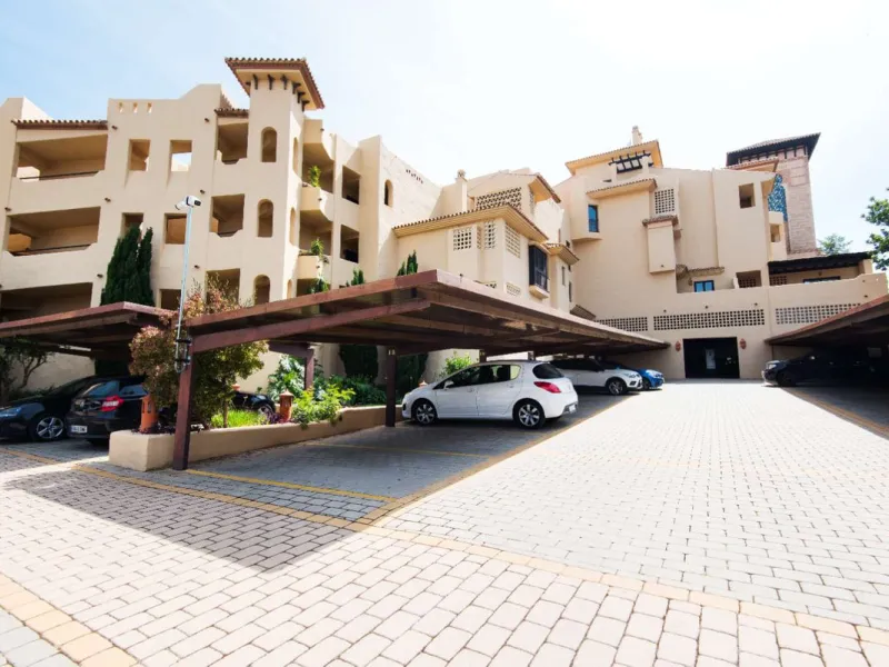 Exclusive property for sale in a luxury residential complex in the Buddhist stupa area in Benalmadena. We find this property completely renovated with the best qualities and design to offer us a modern and cozy atmosphere. It has 110 m2 built distributed 