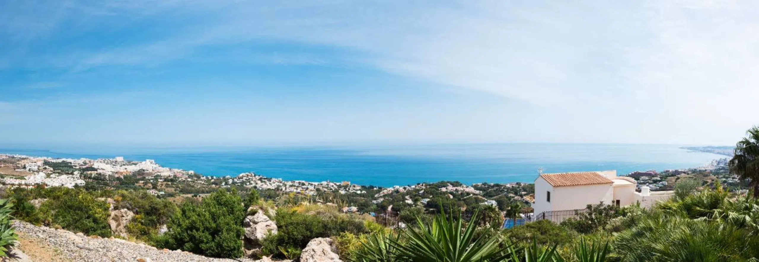 Exclusive property for sale in a luxury residential complex in the Buddhist stupa area in Benalmadena. We find this property completely renovated with the best qualities and design to offer us a modern and cozy atmosphere. It has 110 m2 built distributed 