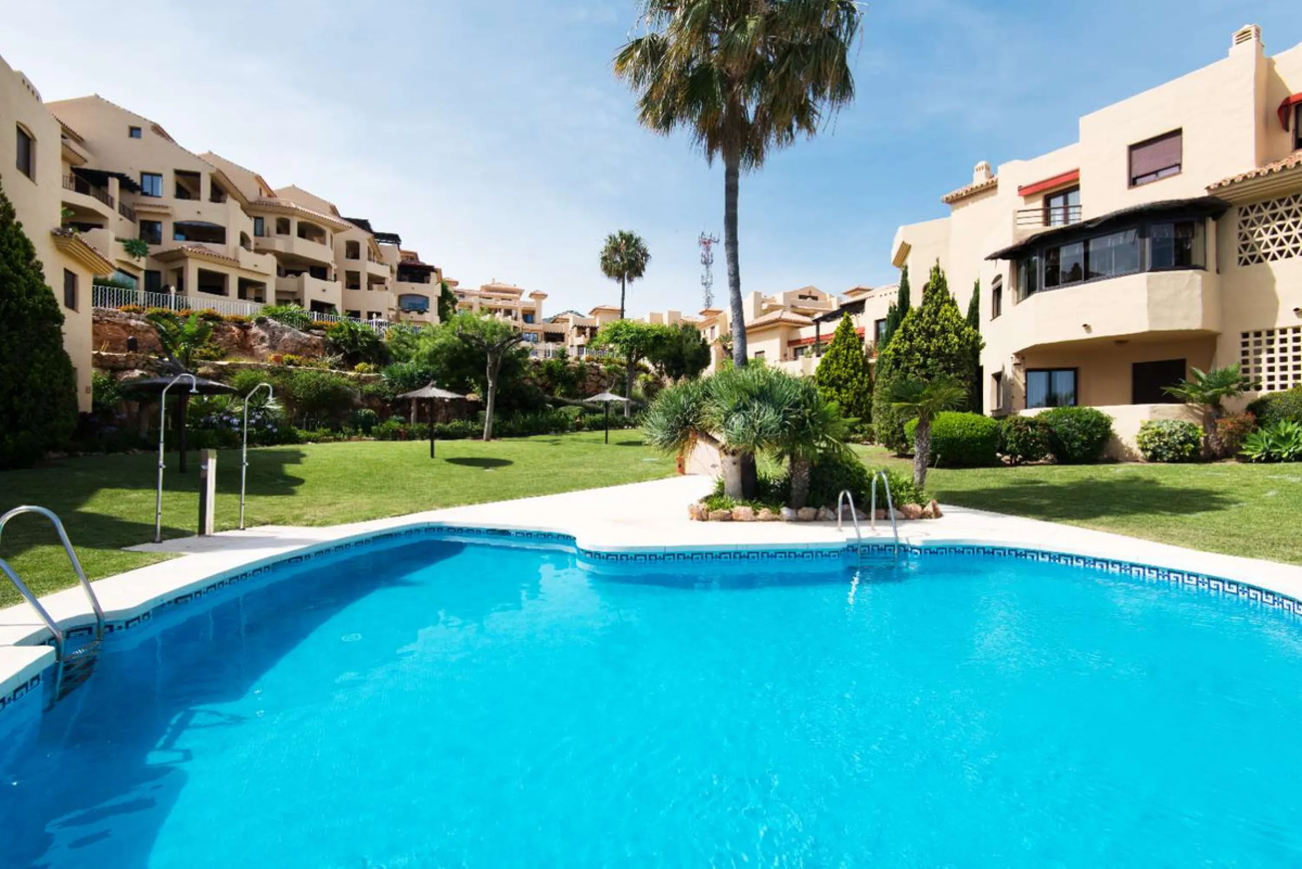 Exclusive property for sale in a luxury residential complex in the Buddhist stupa area in Benalmadena. We find this property completely renovated with the best qualities and design to offer us a modern and cozy atmosphere. It has 110 m2 built distributed 