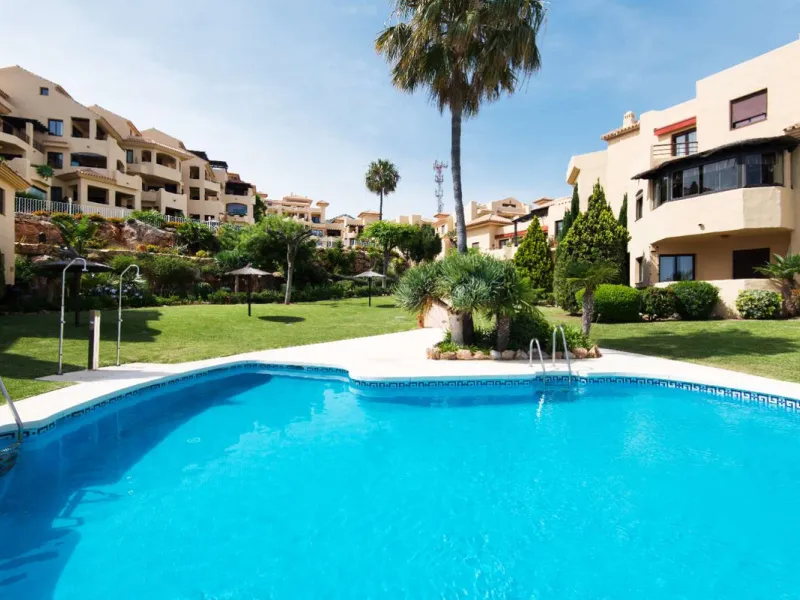 Exclusive property for sale in a luxury residential complex in the Buddhist stupa area in Benalmadena. We find this property completely renovated with the best qualities and design to offer us a modern and cozy atmosphere. It has 110 m2 built distributed 