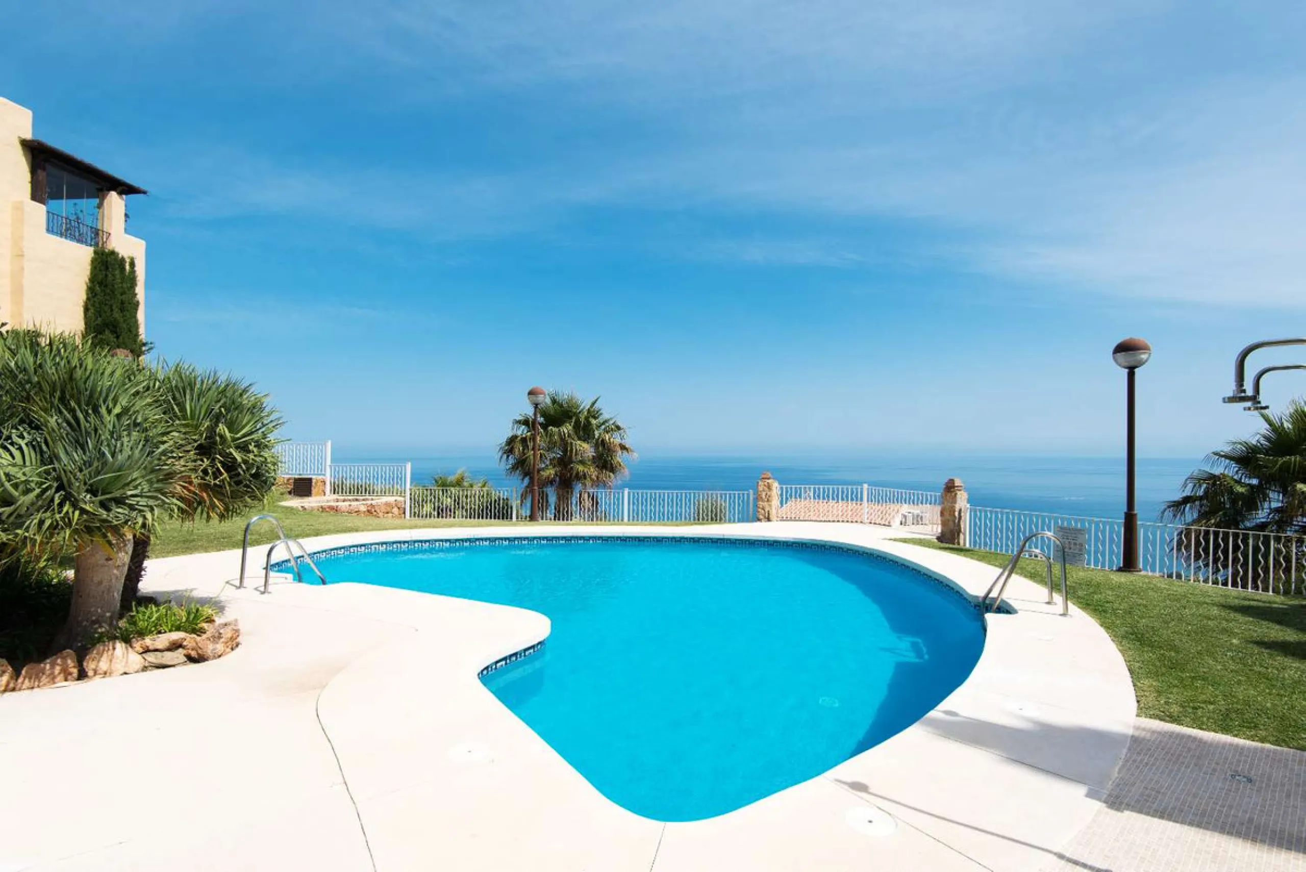 Exclusive property for sale in a luxury residential complex in the Buddhist stupa area in Benalmadena. We find this property completely renovated with the best qualities and design to offer us a modern and cozy atmosphere. It has 110 m2 built distributed 