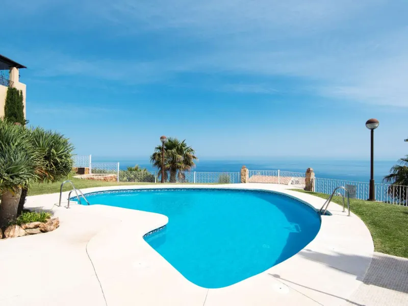 Exclusive property for sale in a luxury residential complex in the Buddhist stupa area in Benalmadena. We find this property completely renovated with the best qualities and design to offer us a modern and cozy atmosphere. It has 110 m2 built distributed 