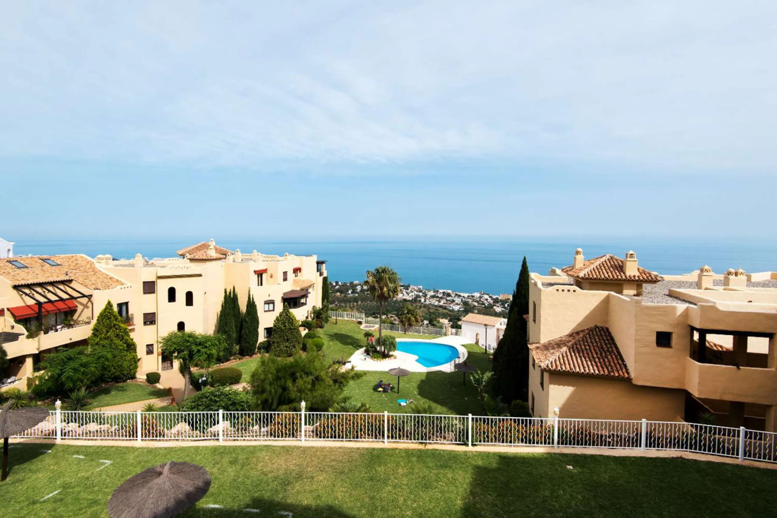 Exclusive property for sale in a luxury residential complex in the Buddhist stupa area in Benalmadena. We find this property completely renovated with the best qualities and design to offer us a modern and cozy atmosphere. It has 110 m2 built distributed 