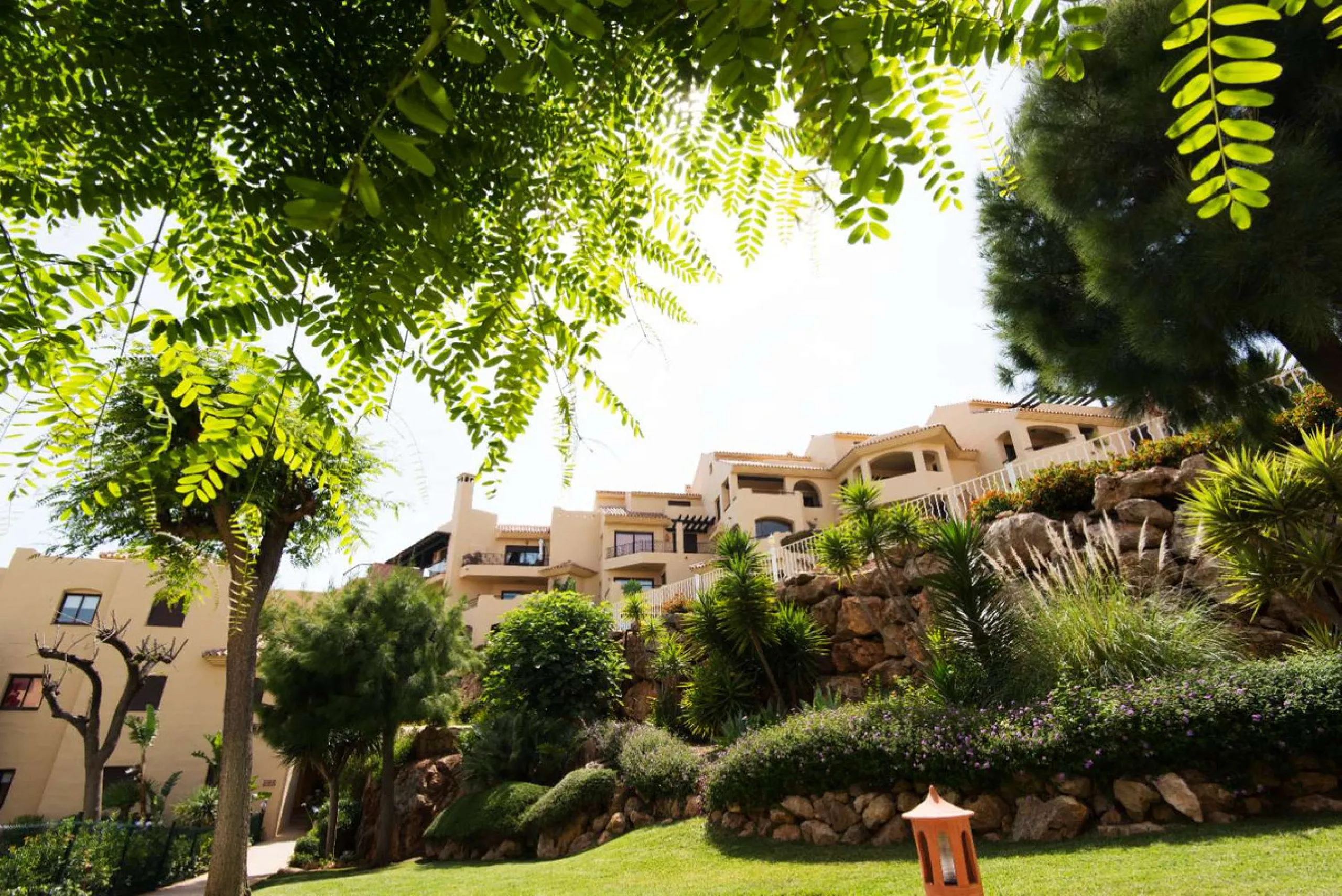 Exclusive property for sale in a luxury residential complex in the Buddhist stupa area in Benalmadena. We find this property completely renovated with the best qualities and design to offer us a modern and cozy atmosphere. It has 110 m2 built distributed 
