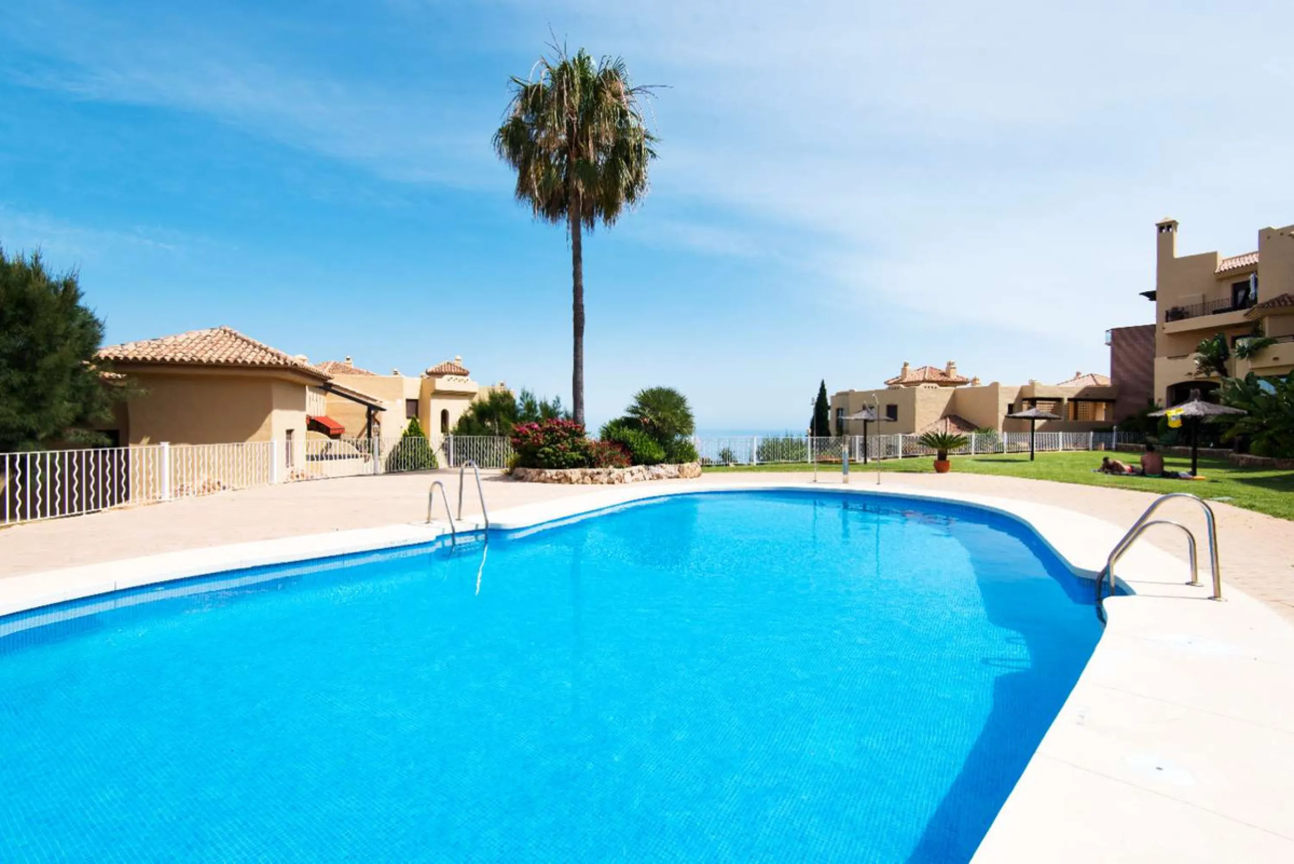 Exclusive property for sale in a luxury residential complex in the Buddhist stupa area in Benalmadena. We find this property completely renovated with the best qualities and design to offer us a modern and cozy atmosphere. It has 110 m2 built distributed 