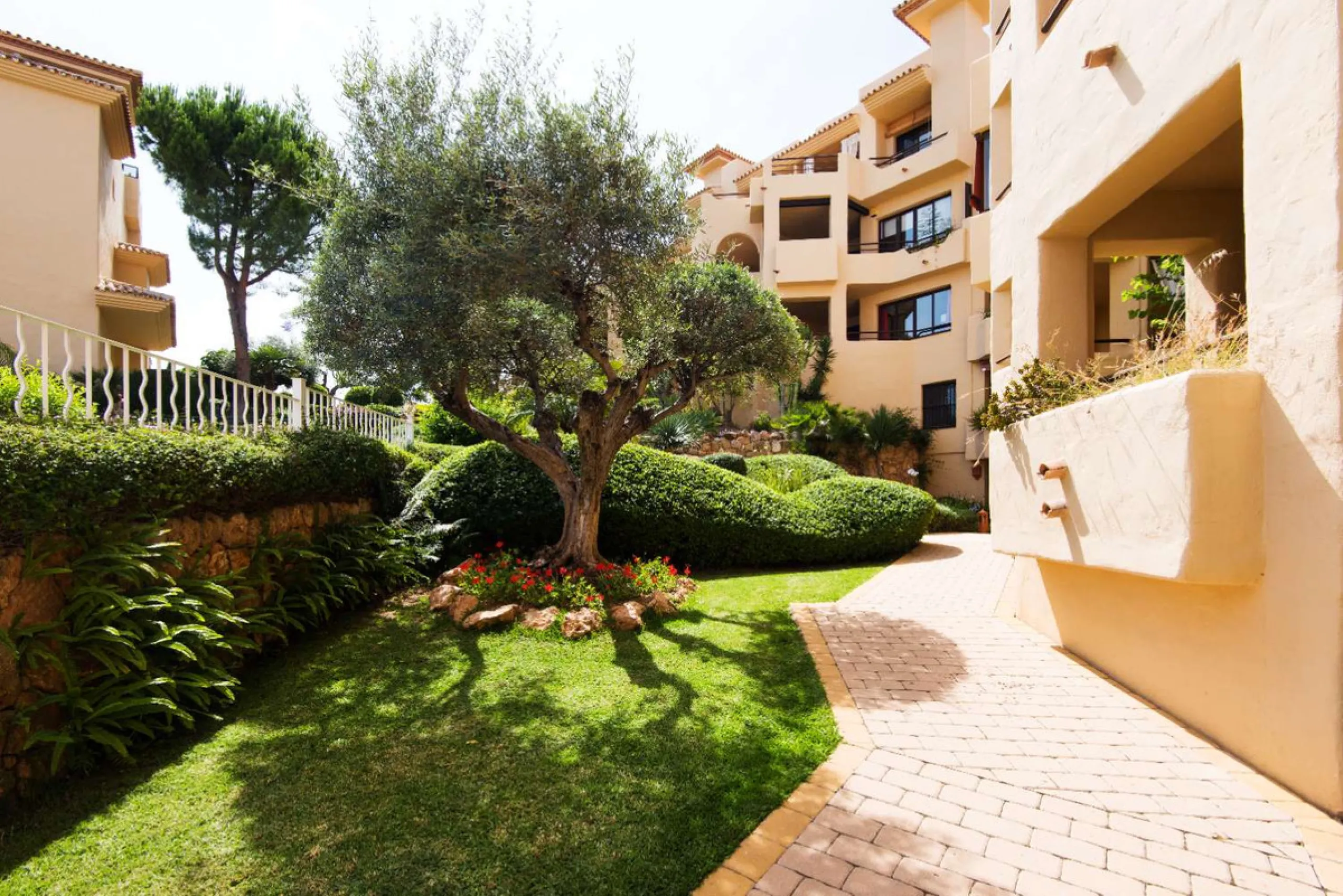 Exclusive property for sale in a luxury residential complex in the Buddhist stupa area in Benalmadena. We find this property completely renovated with the best qualities and design to offer us a modern and cozy atmosphere. It has 110 m2 built distributed 