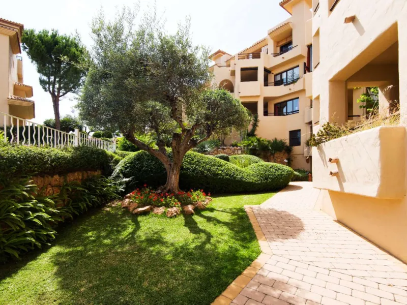 Exclusive property for sale in a luxury residential complex in the Buddhist stupa area in Benalmadena. We find this property completely renovated with the best qualities and design to offer us a modern and cozy atmosphere. It has 110 m2 built distributed 