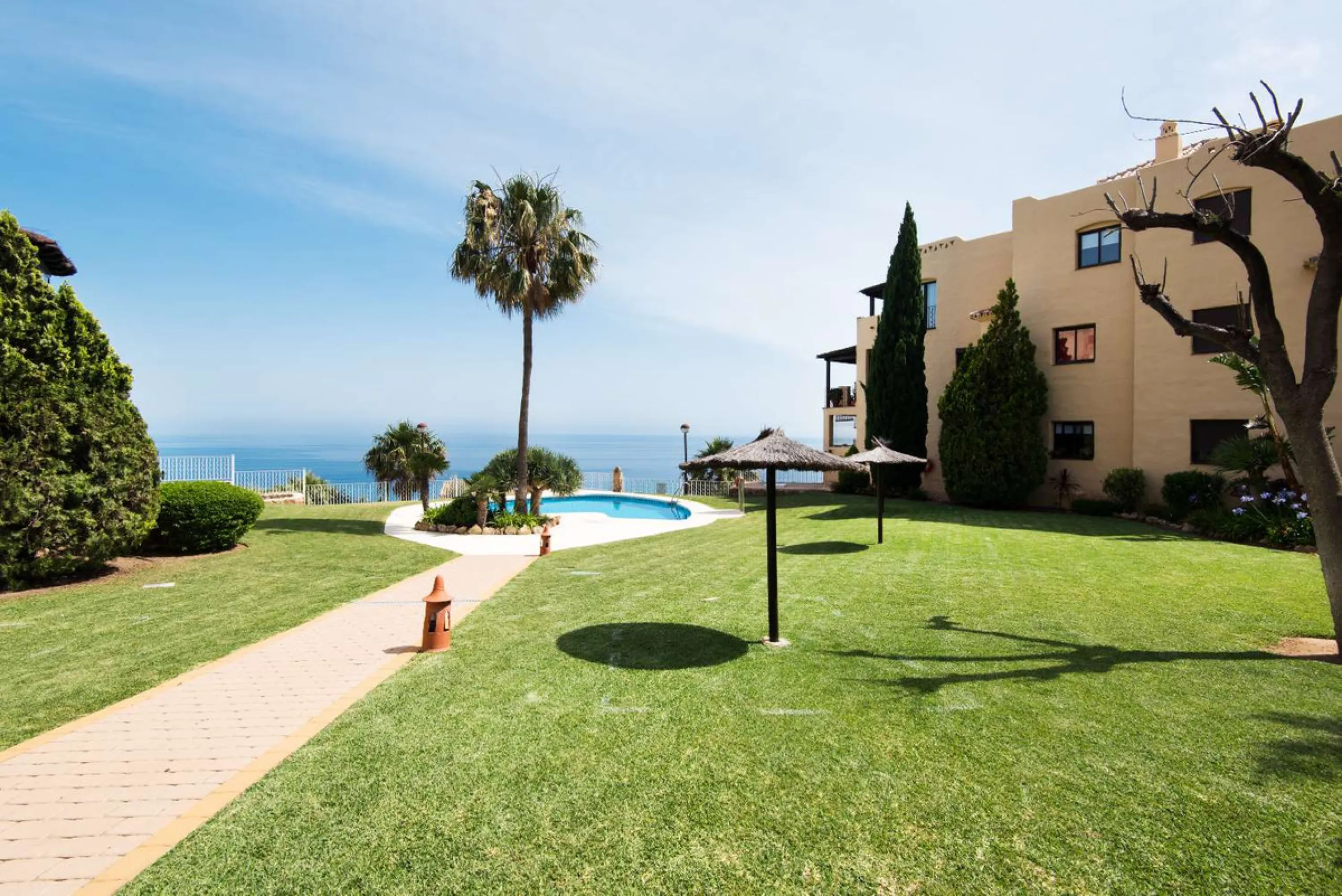 Exclusive property for sale in a luxury residential complex in the Buddhist stupa area in Benalmadena. We find this property completely renovated with the best qualities and design to offer us a modern and cozy atmosphere. It has 110 m2 built distributed 