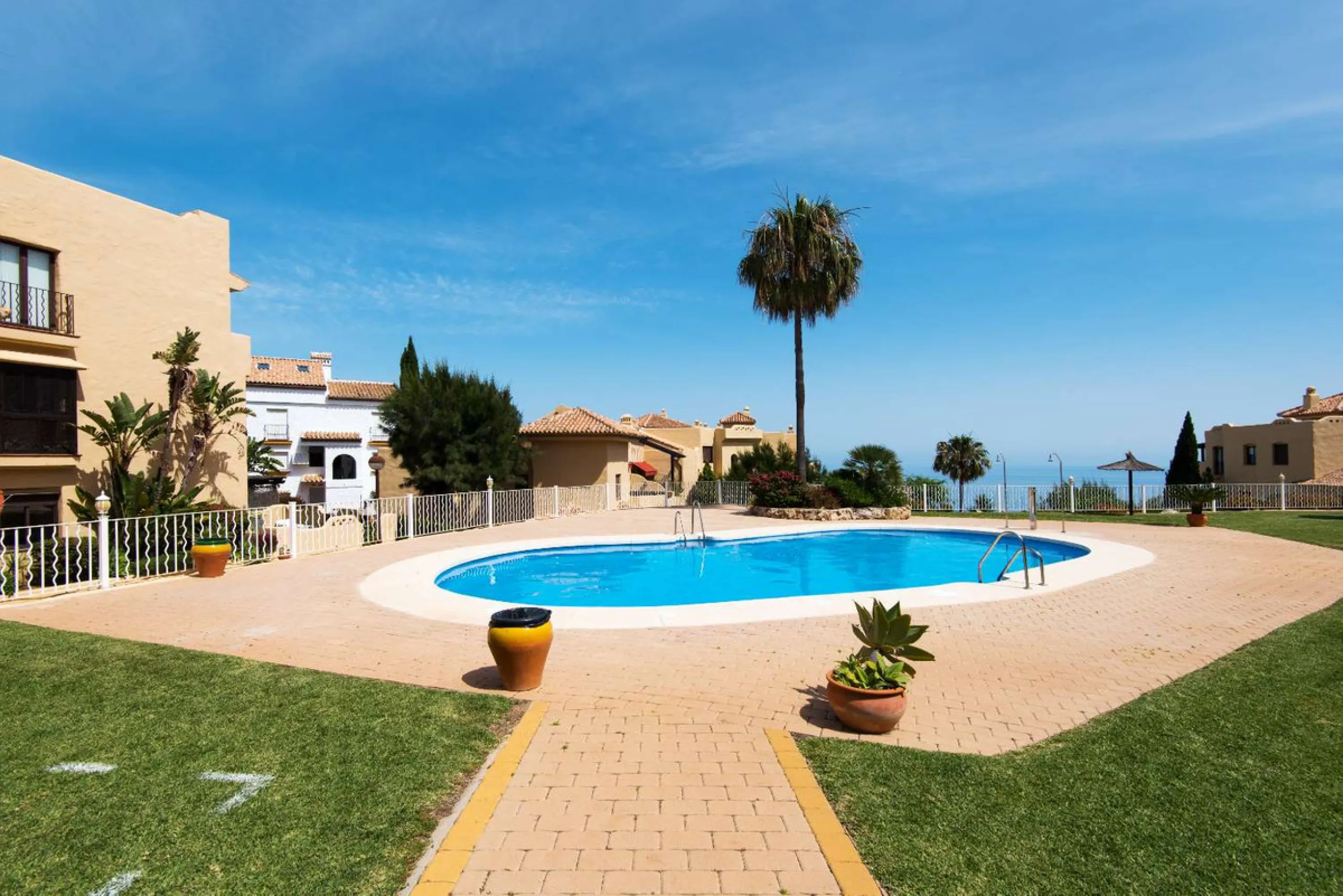 Exclusive property for sale in a luxury residential complex in the Buddhist stupa area in Benalmadena. We find this property completely renovated with the best qualities and design to offer us a modern and cozy atmosphere. It has 110 m2 built distributed 