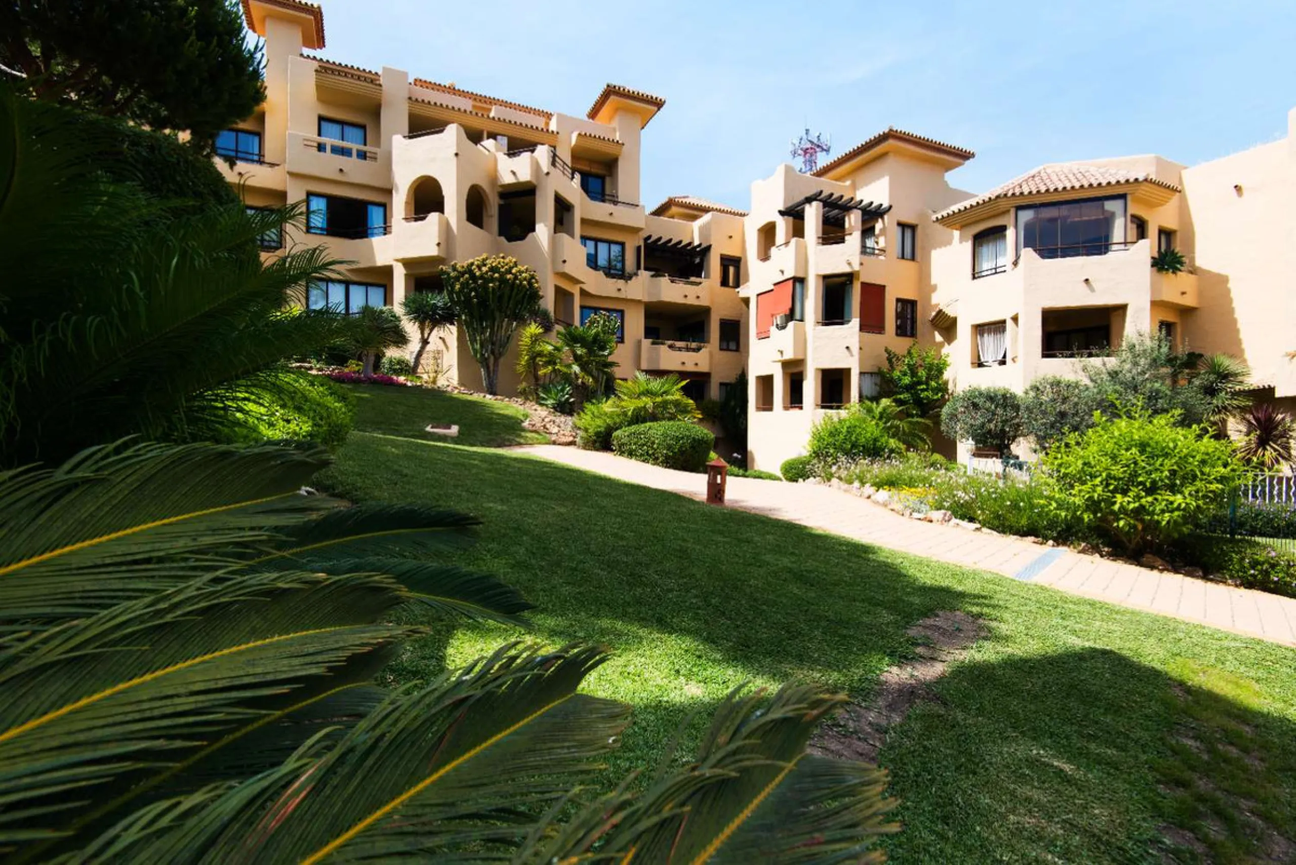 Exclusive property for sale in a luxury residential complex in the Buddhist stupa area in Benalmadena. We find this property completely renovated with the best qualities and design to offer us a modern and cozy atmosphere. It has 110 m2 built distributed 