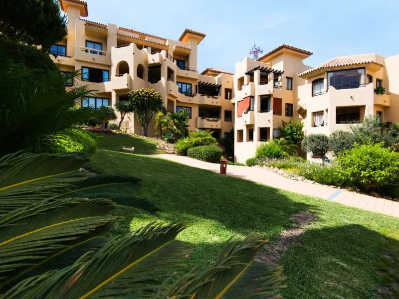 Exclusive property for sale in a luxury residential complex in the Buddhist stupa area in Benalmadena. We find this property completely renovated with the best qualities and design to offer us a modern and cozy atmosphere. It has 110 m2 built distributed 