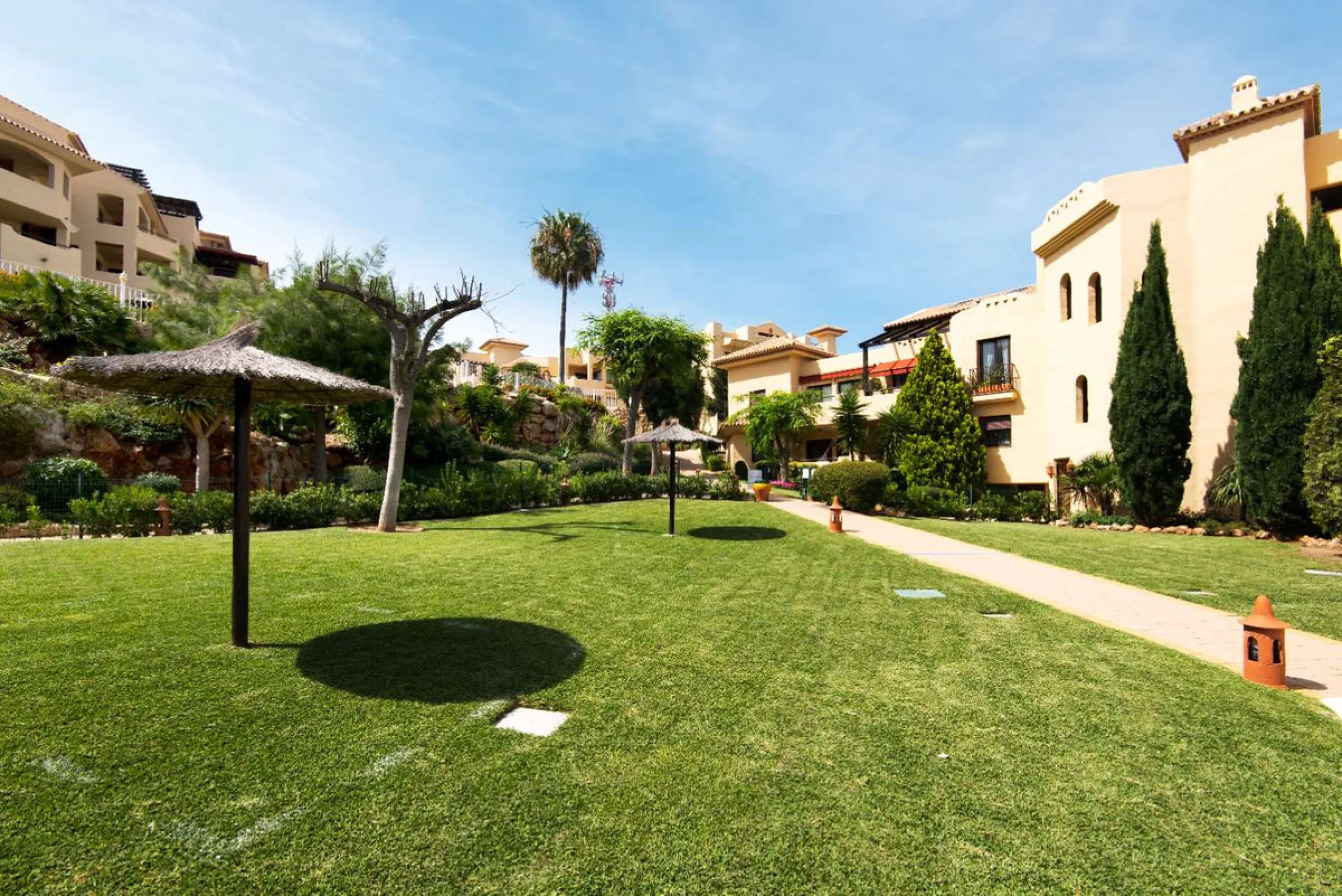 Exclusive property for sale in a luxury residential complex in the Buddhist stupa area in Benalmadena. We find this property completely renovated with the best qualities and design to offer us a modern and cozy atmosphere. It has 110 m2 built distributed 