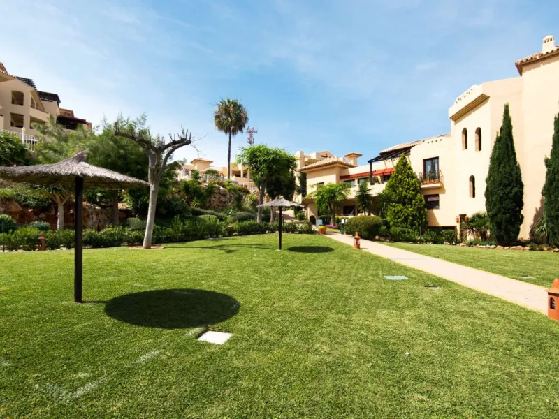 Exclusive property for sale in a luxury residential complex in the Buddhist stupa area in Benalmadena. We find this property completely renovated with the best qualities and design to offer us a modern and cozy atmosphere. It has 110 m2 built distributed 