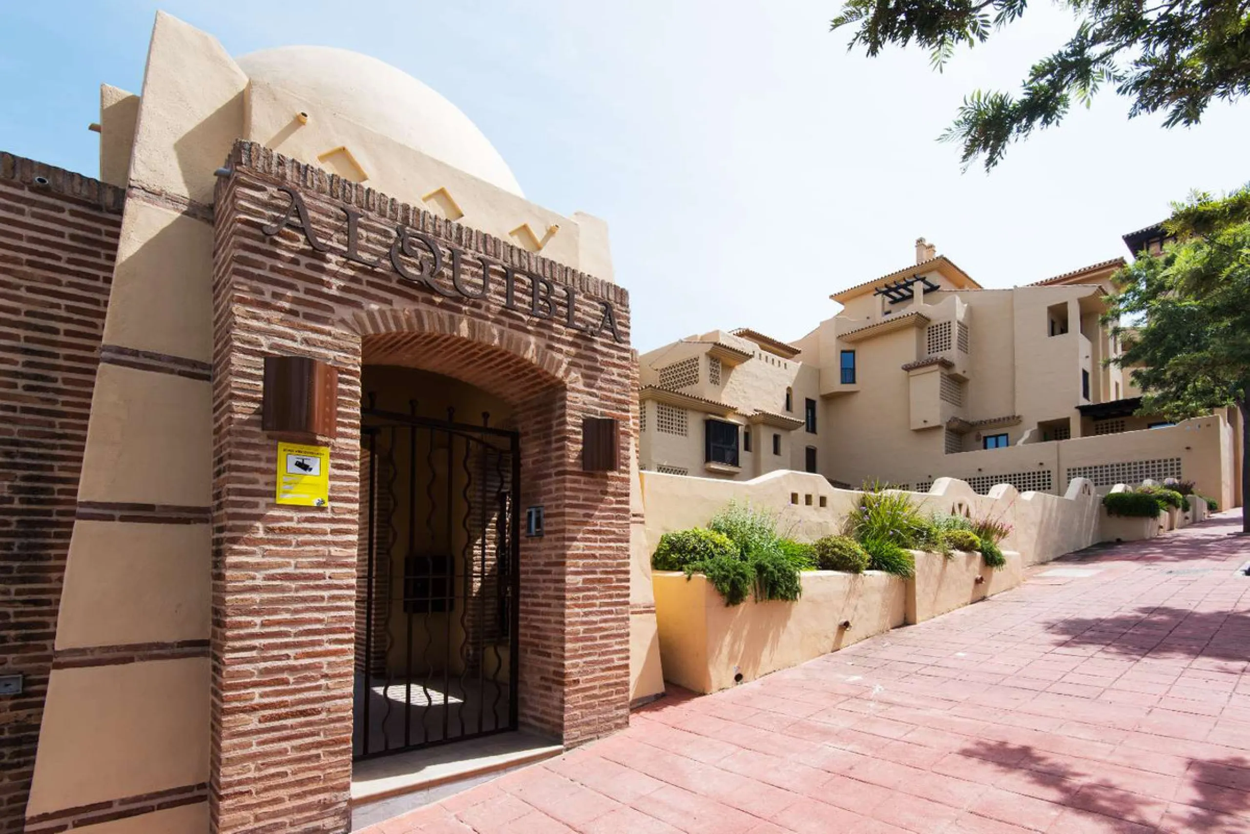 Exclusive property for sale in a luxury residential complex in the Buddhist stupa area in Benalmadena. We find this property completely renovated with the best qualities and design to offer us a modern and cozy atmosphere. It has 110 m2 built distributed 