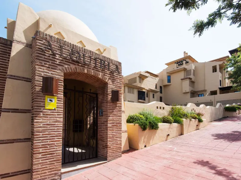 Exclusive property for sale in a luxury residential complex in the Buddhist stupa area in Benalmadena. We find this property completely renovated with the best qualities and design to offer us a modern and cozy atmosphere. It has 110 m2 built distributed 