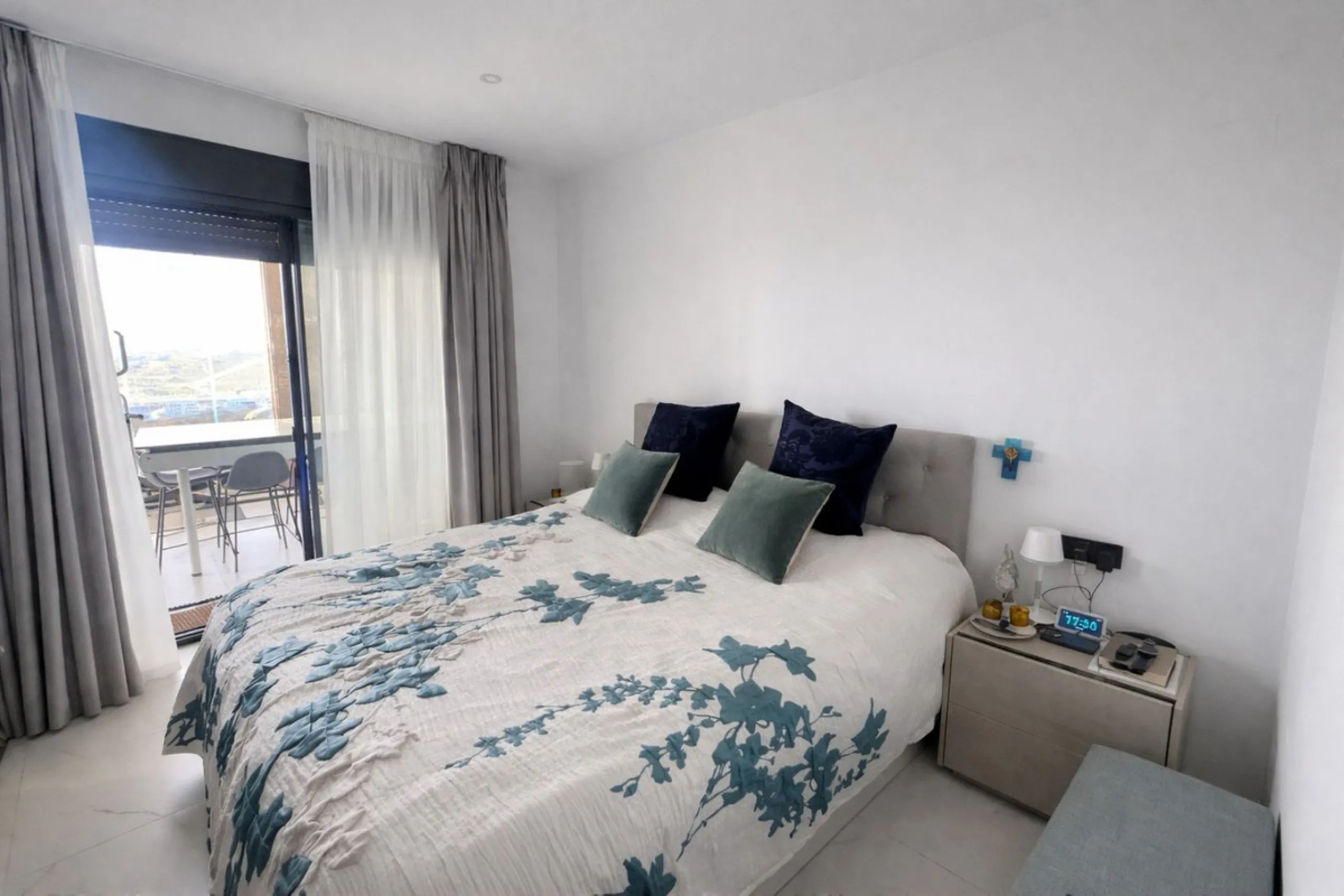 Apartment - Middle Floor Apartment в продаже в Estepona, Málaga. В доме 2 спален и 2 ванных комнат. Площадь дома 138 м²