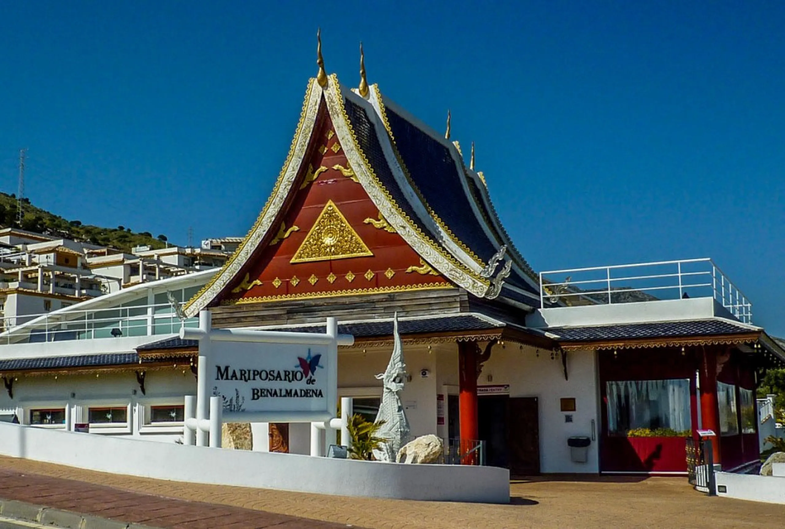 Exclusive property for sale in a luxury residential complex in the Buddhist stupa area in Benalmadena. We find this property completely renovated with the best qualities and design to offer us a modern and cozy atmosphere. It has 110 m2 built distributed 