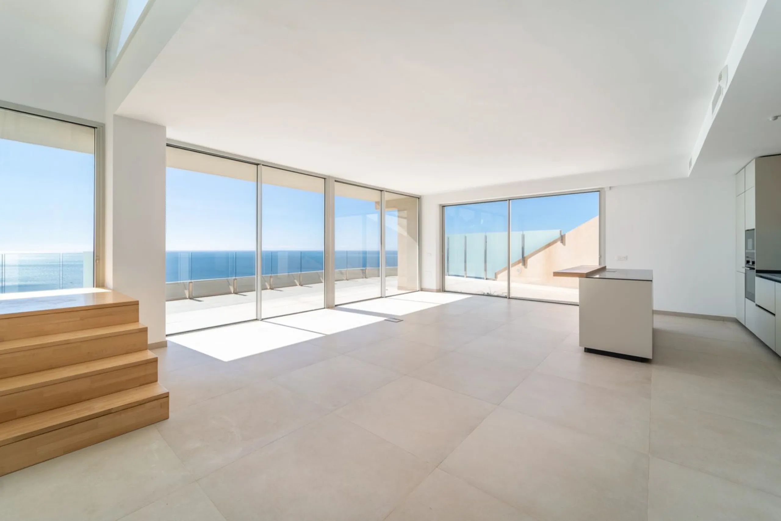 Brand new south facing penthouse duplex, located in the exclusive urbanization of Stupa Hills. The property consists of hall, 3 bedrooms with built-in wardrobes and electric blinds, bathroom and guest toilet, open plan kitchen fully furnished and equipped