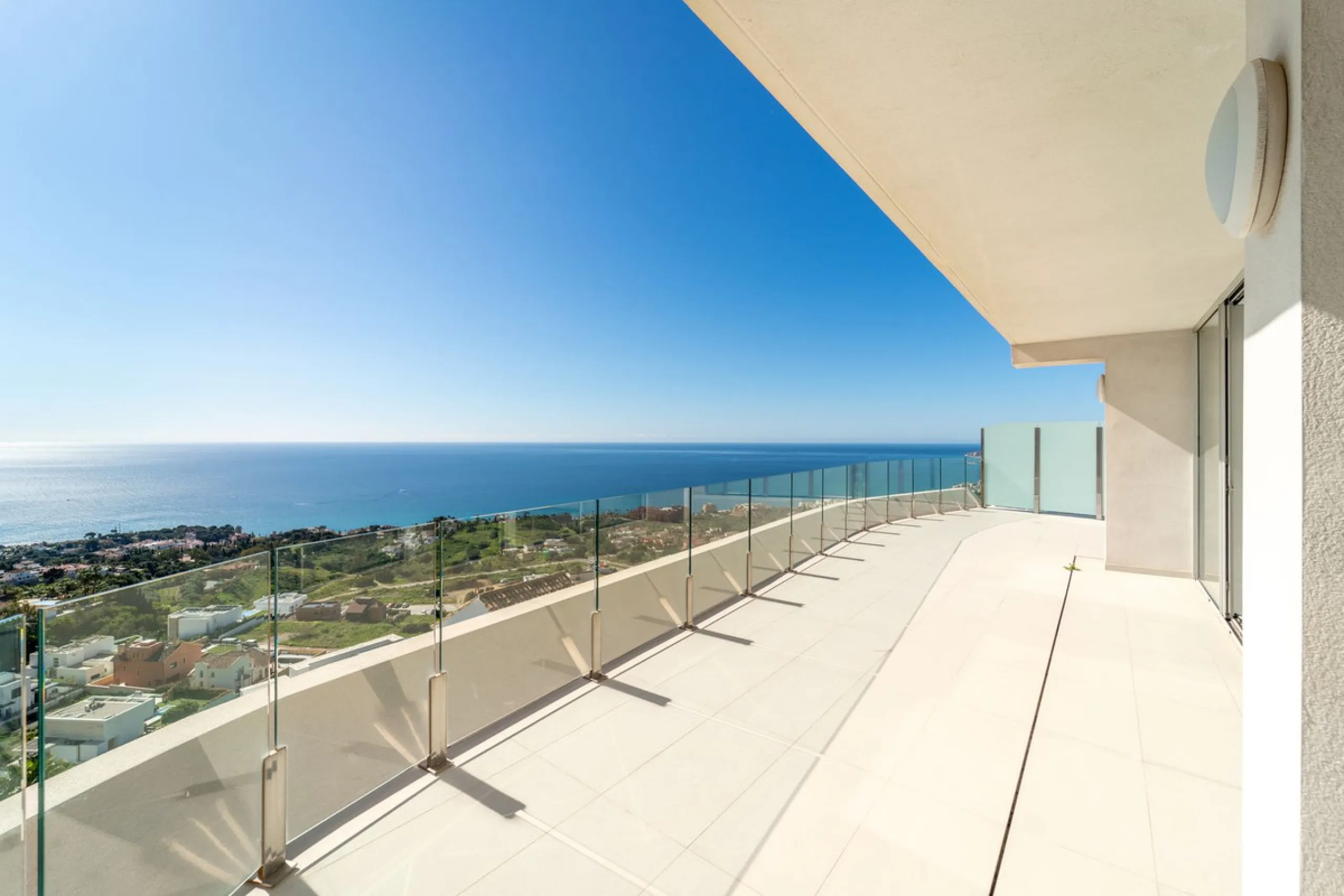 Brand new south facing penthouse duplex, located in the exclusive urbanization of Stupa Hills. The property consists of hall, 3 bedrooms with built-in wardrobes and electric blinds, bathroom and guest toilet, open plan kitchen fully furnished and equipped