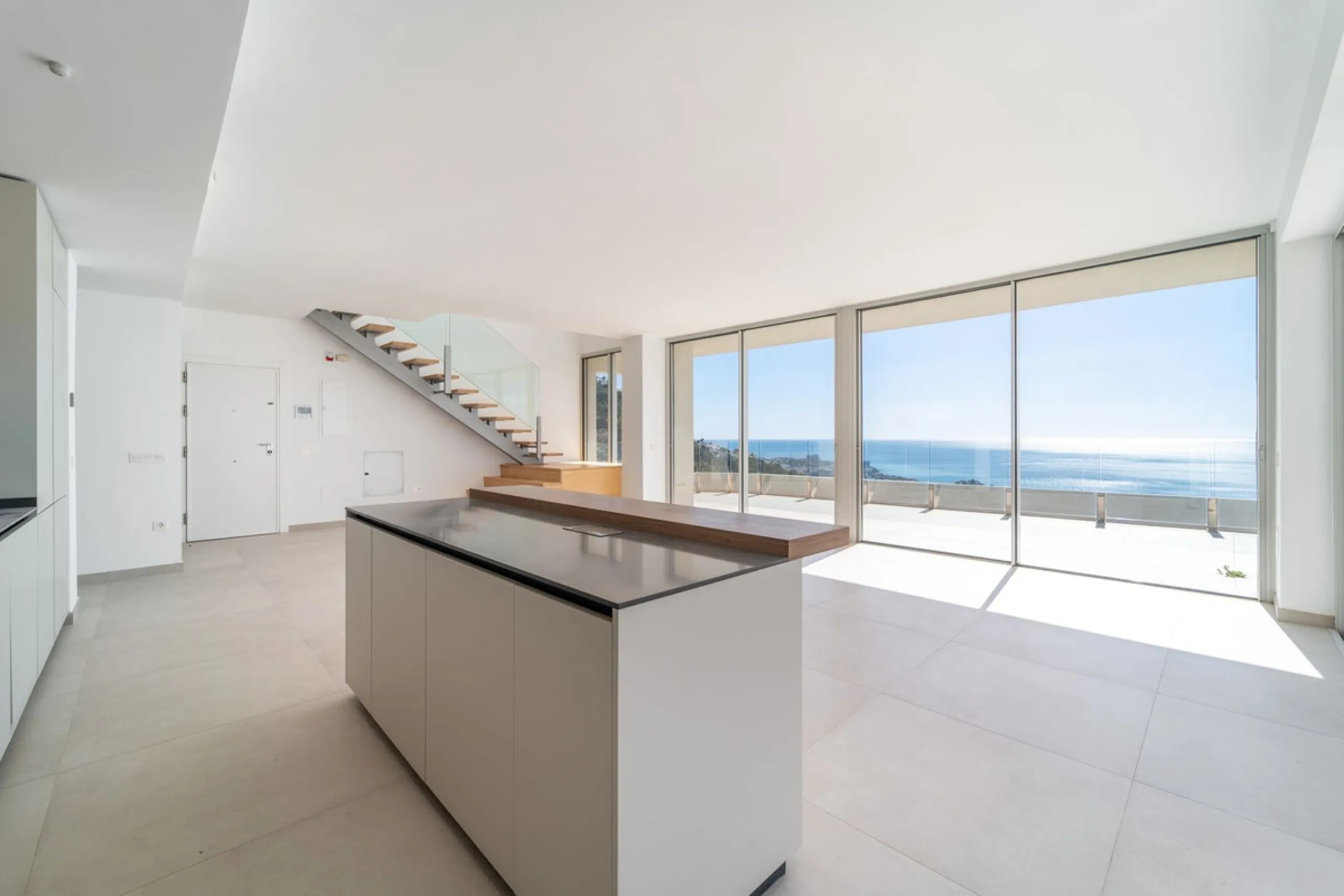 Brand new south facing penthouse duplex, located in the exclusive urbanization of Stupa Hills. The property consists of hall, 3 bedrooms with built-in wardrobes and electric blinds, bathroom and guest toilet, open plan kitchen fully furnished and equipped
