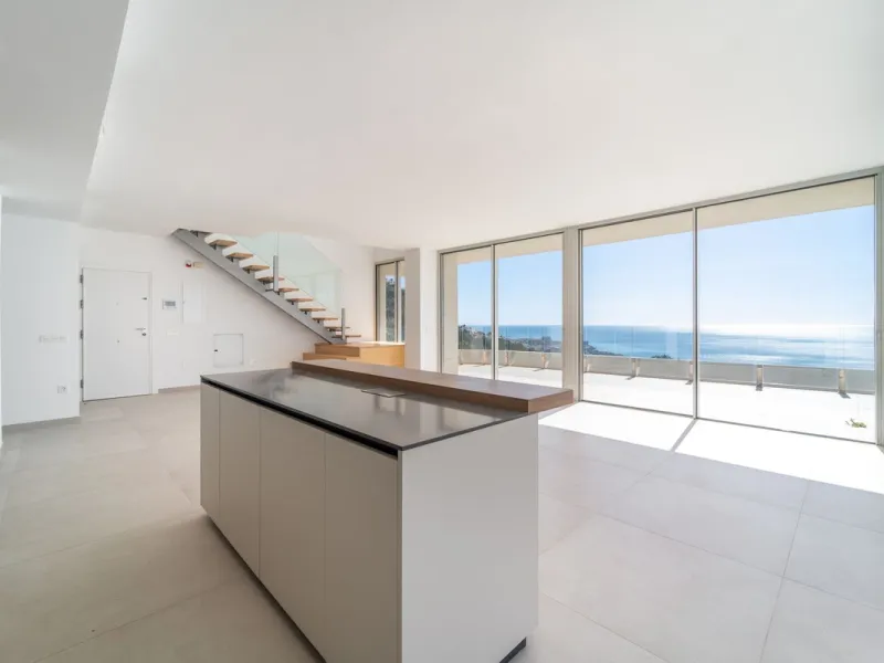 Brand new south facing penthouse duplex, located in the exclusive urbanization of Stupa Hills. The property consists of hall, 3 bedrooms with built-in wardrobes and electric blinds, bathroom and guest toilet, open plan kitchen fully furnished and equipped