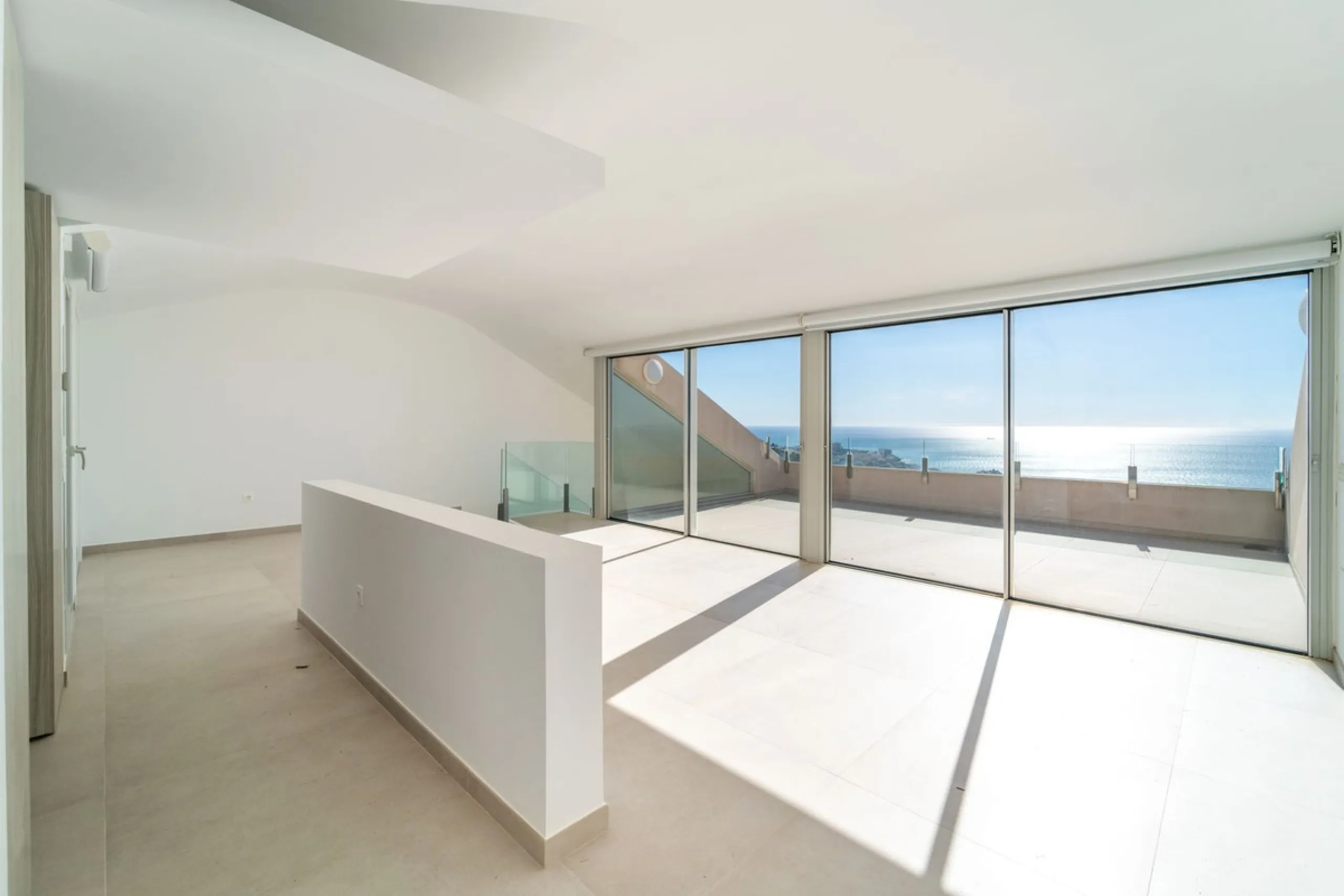 Brand new south facing penthouse duplex, located in the exclusive urbanization of Stupa Hills. The property consists of hall, 3 bedrooms with built-in wardrobes and electric blinds, bathroom and guest toilet, open plan kitchen fully furnished and equipped