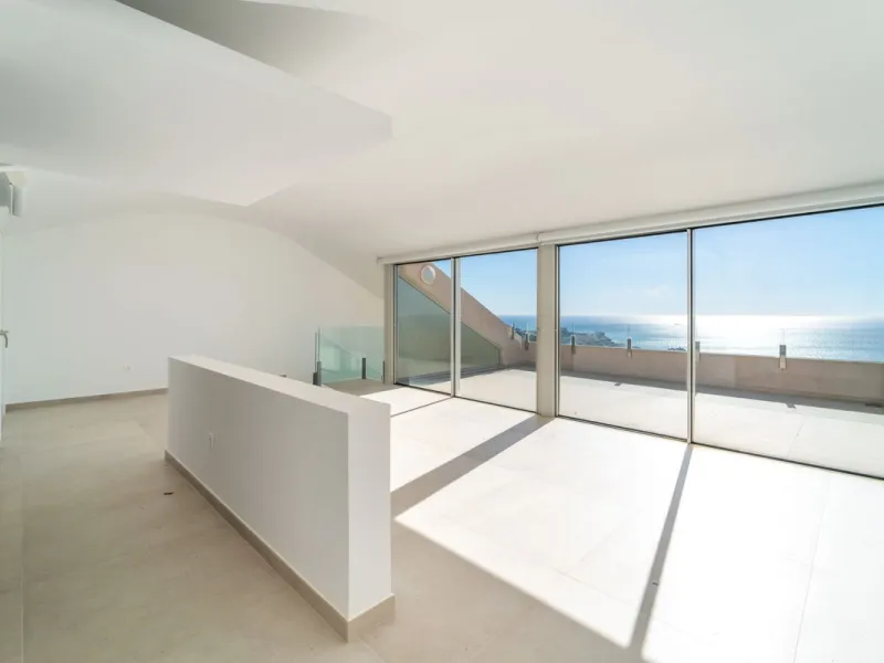 Brand new south facing penthouse duplex, located in the exclusive urbanization of Stupa Hills. The property consists of hall, 3 bedrooms with built-in wardrobes and electric blinds, bathroom and guest toilet, open plan kitchen fully furnished and equipped