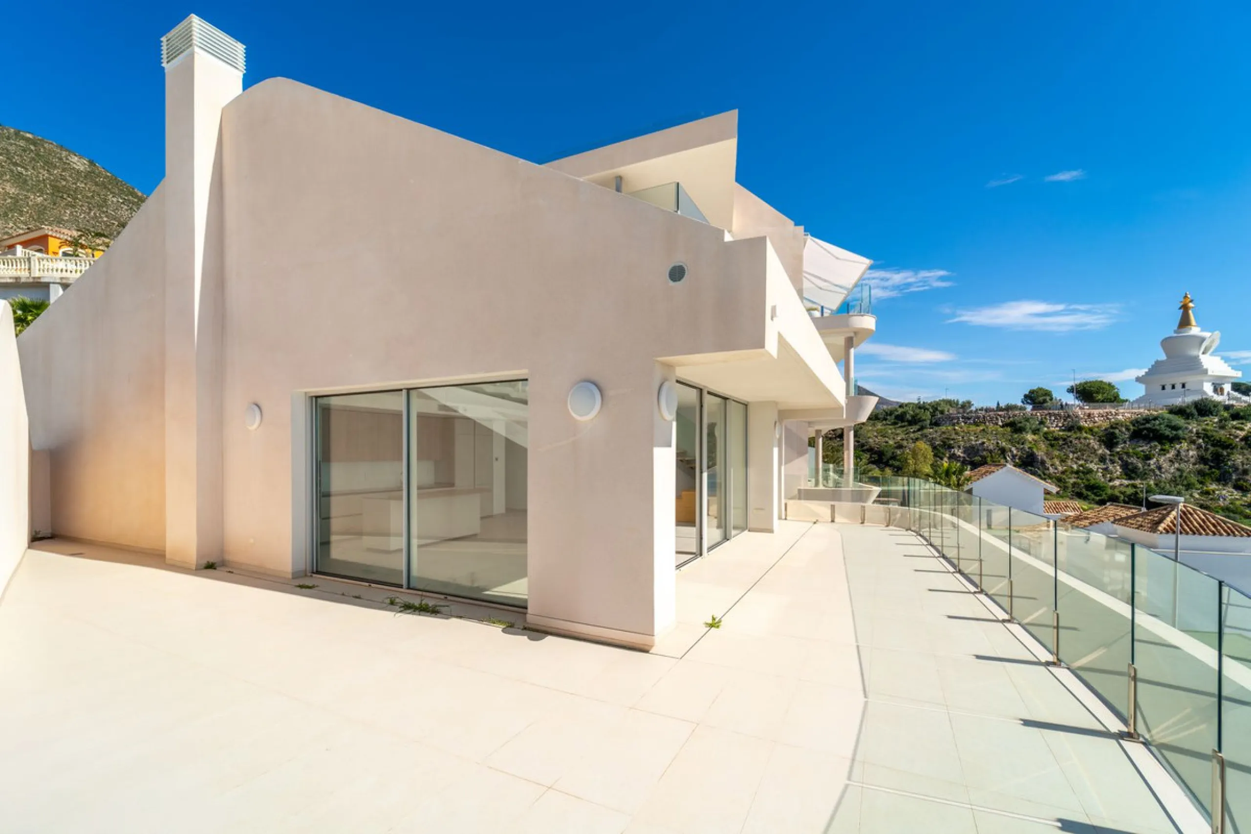 Brand new south facing penthouse duplex, located in the exclusive urbanization of Stupa Hills. The property consists of hall, 3 bedrooms with built-in wardrobes and electric blinds, bathroom and guest toilet, open plan kitchen fully furnished and equipped