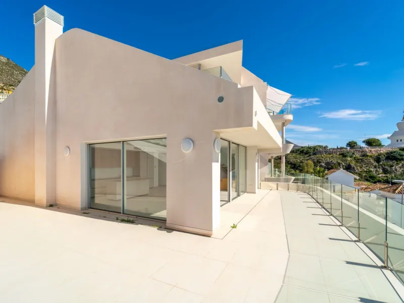 Brand new south facing penthouse duplex, located in the exclusive urbanization of Stupa Hills. The property consists of hall, 3 bedrooms with built-in wardrobes and electric blinds, bathroom and guest toilet, open plan kitchen fully furnished and equipped