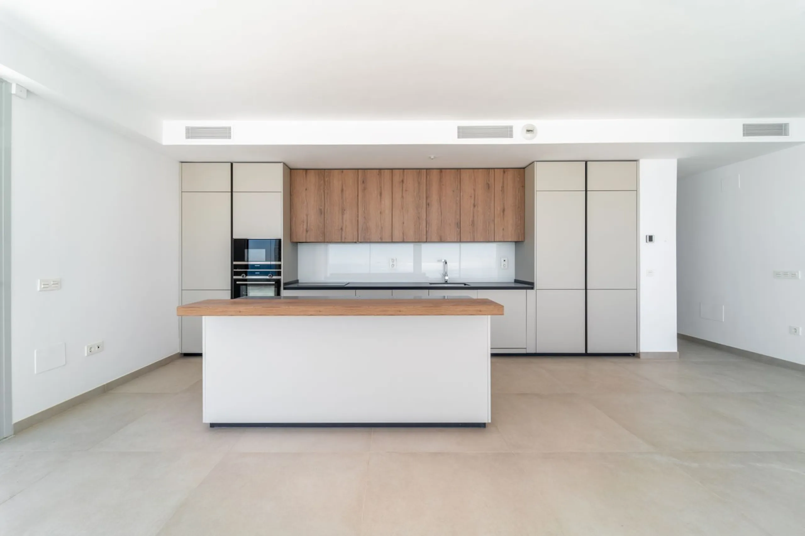 Brand new south facing penthouse duplex, located in the exclusive urbanization of Stupa Hills. The property consists of hall, 3 bedrooms with built-in wardrobes and electric blinds, bathroom and guest toilet, open plan kitchen fully furnished and equipped