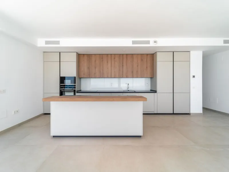 Brand new south facing penthouse duplex, located in the exclusive urbanization of Stupa Hills. The property consists of hall, 3 bedrooms with built-in wardrobes and electric blinds, bathroom and guest toilet, open plan kitchen fully furnished and equipped