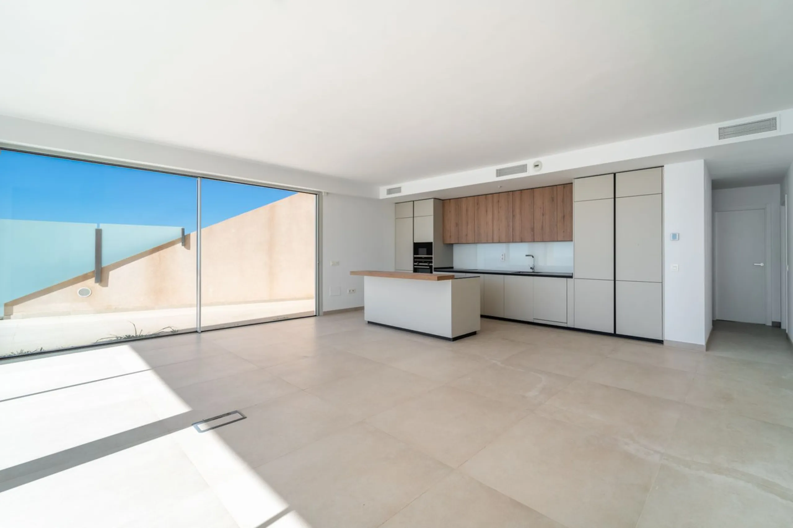 Brand new south facing penthouse duplex, located in the exclusive urbanization of Stupa Hills. The property consists of hall, 3 bedrooms with built-in wardrobes and electric blinds, bathroom and guest toilet, open plan kitchen fully furnished and equipped