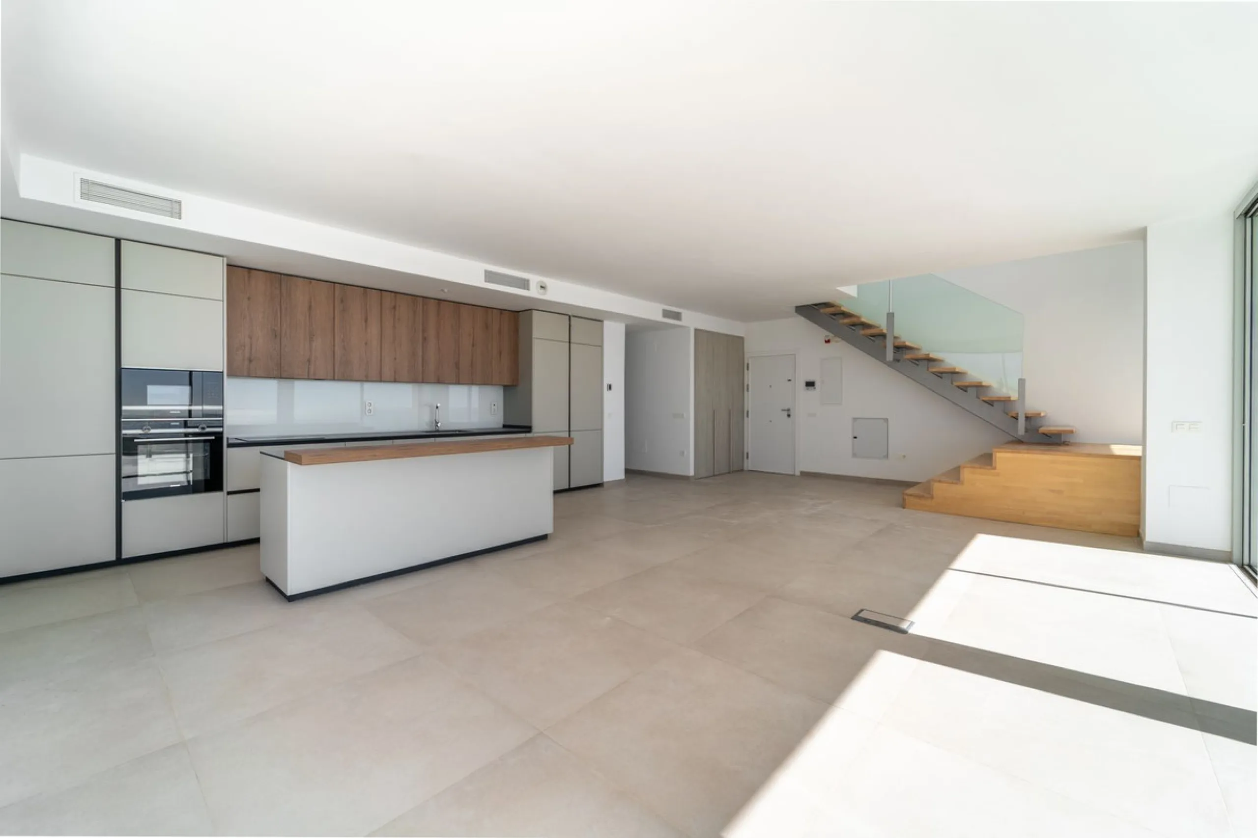 Brand new south facing penthouse duplex, located in the exclusive urbanization of Stupa Hills. The property consists of hall, 3 bedrooms with built-in wardrobes and electric blinds, bathroom and guest toilet, open plan kitchen fully furnished and equipped
