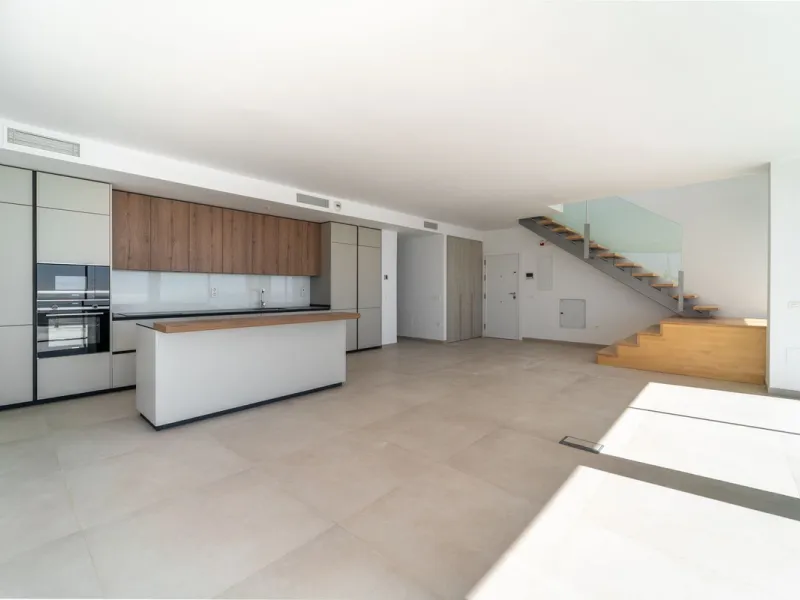 Brand new south facing penthouse duplex, located in the exclusive urbanization of Stupa Hills. The property consists of hall, 3 bedrooms with built-in wardrobes and electric blinds, bathroom and guest toilet, open plan kitchen fully furnished and equipped