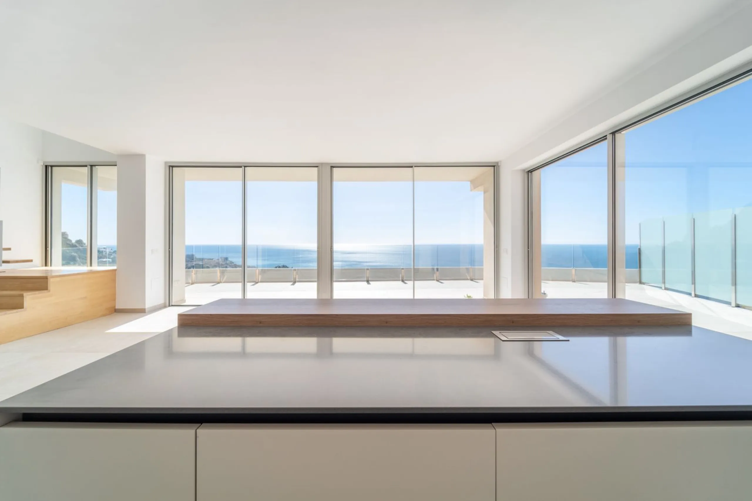 Brand new south facing penthouse duplex, located in the exclusive urbanization of Stupa Hills. The property consists of hall, 3 bedrooms with built-in wardrobes and electric blinds, bathroom and guest toilet, open plan kitchen fully furnished and equipped