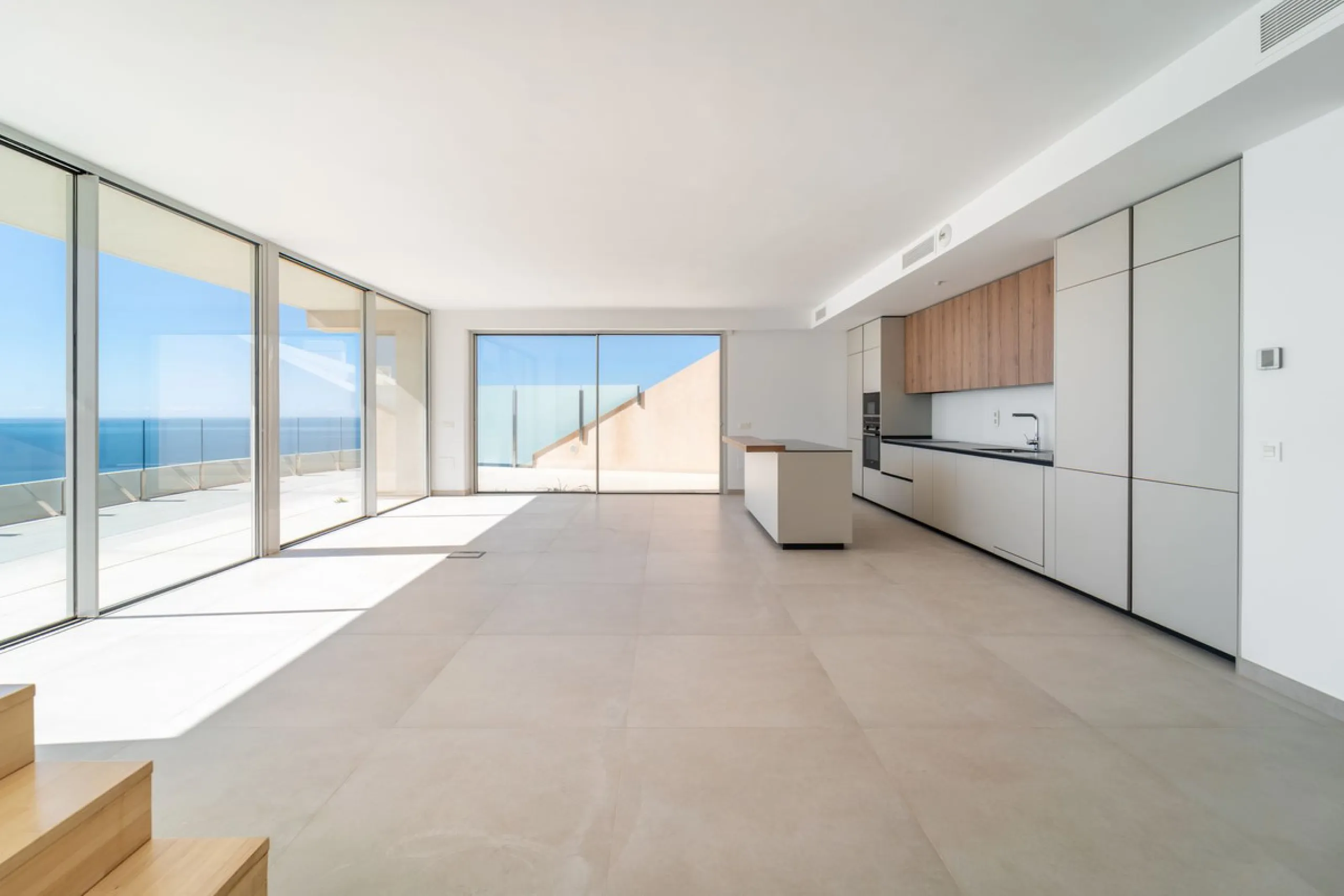 Brand new south facing penthouse duplex, located in the exclusive urbanization of Stupa Hills. The property consists of hall, 3 bedrooms with built-in wardrobes and electric blinds, bathroom and guest toilet, open plan kitchen fully furnished and equipped
