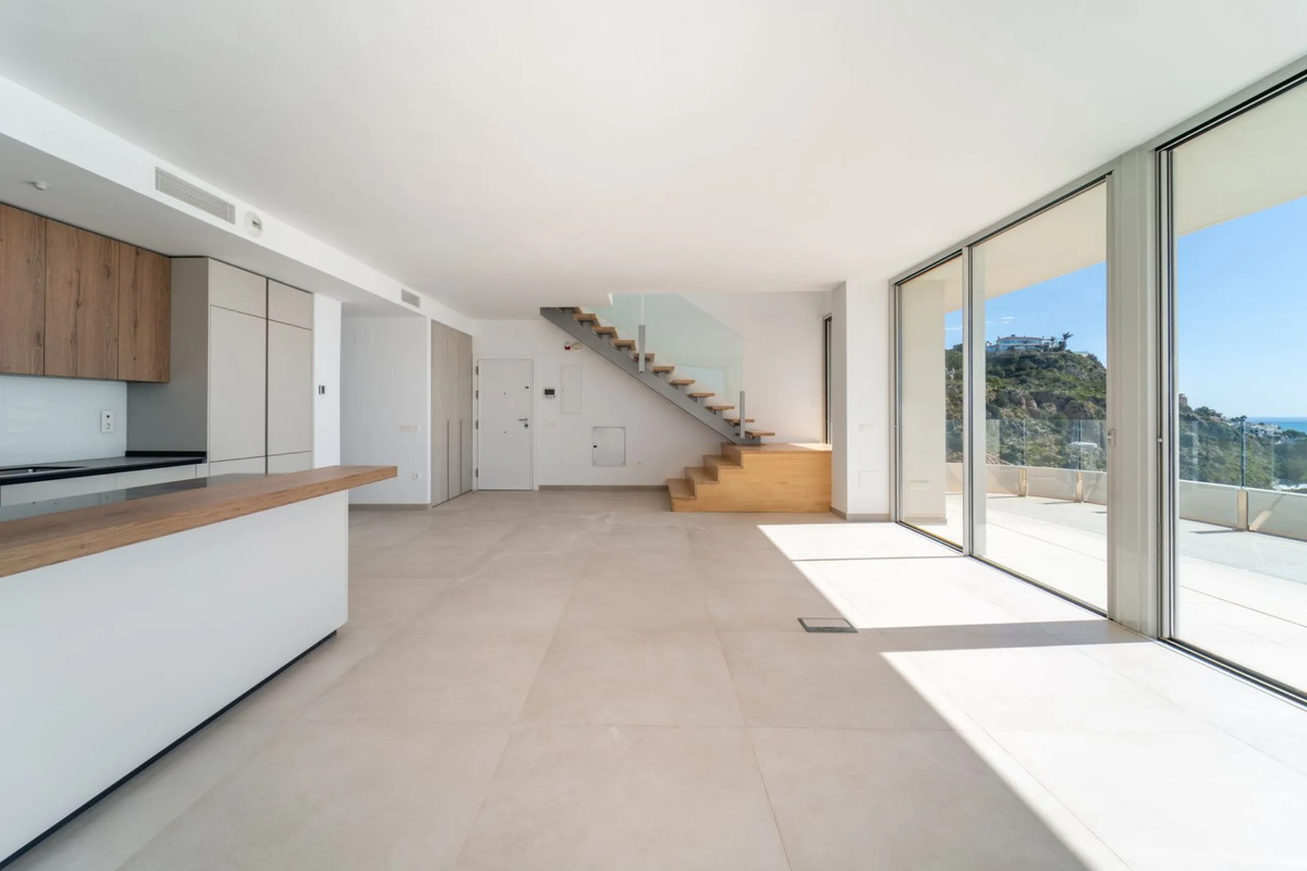 Brand new south facing penthouse duplex, located in the exclusive urbanization of Stupa Hills. The property consists of hall, 3 bedrooms with built-in wardrobes and electric blinds, bathroom and guest toilet, open plan kitchen fully furnished and equipped