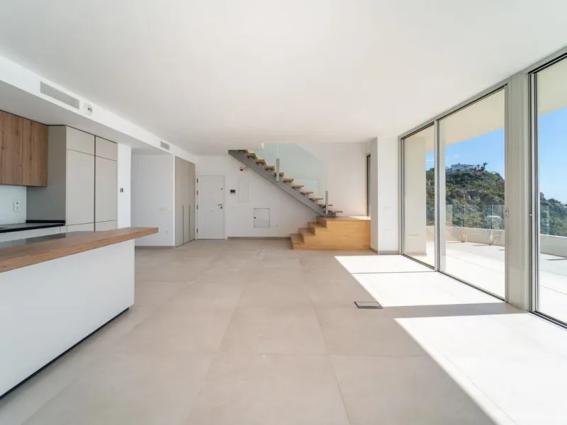 Brand new south facing penthouse duplex, located in the exclusive urbanization of Stupa Hills. The property consists of hall, 3 bedrooms with built-in wardrobes and electric blinds, bathroom and guest toilet, open plan kitchen fully furnished and equipped
