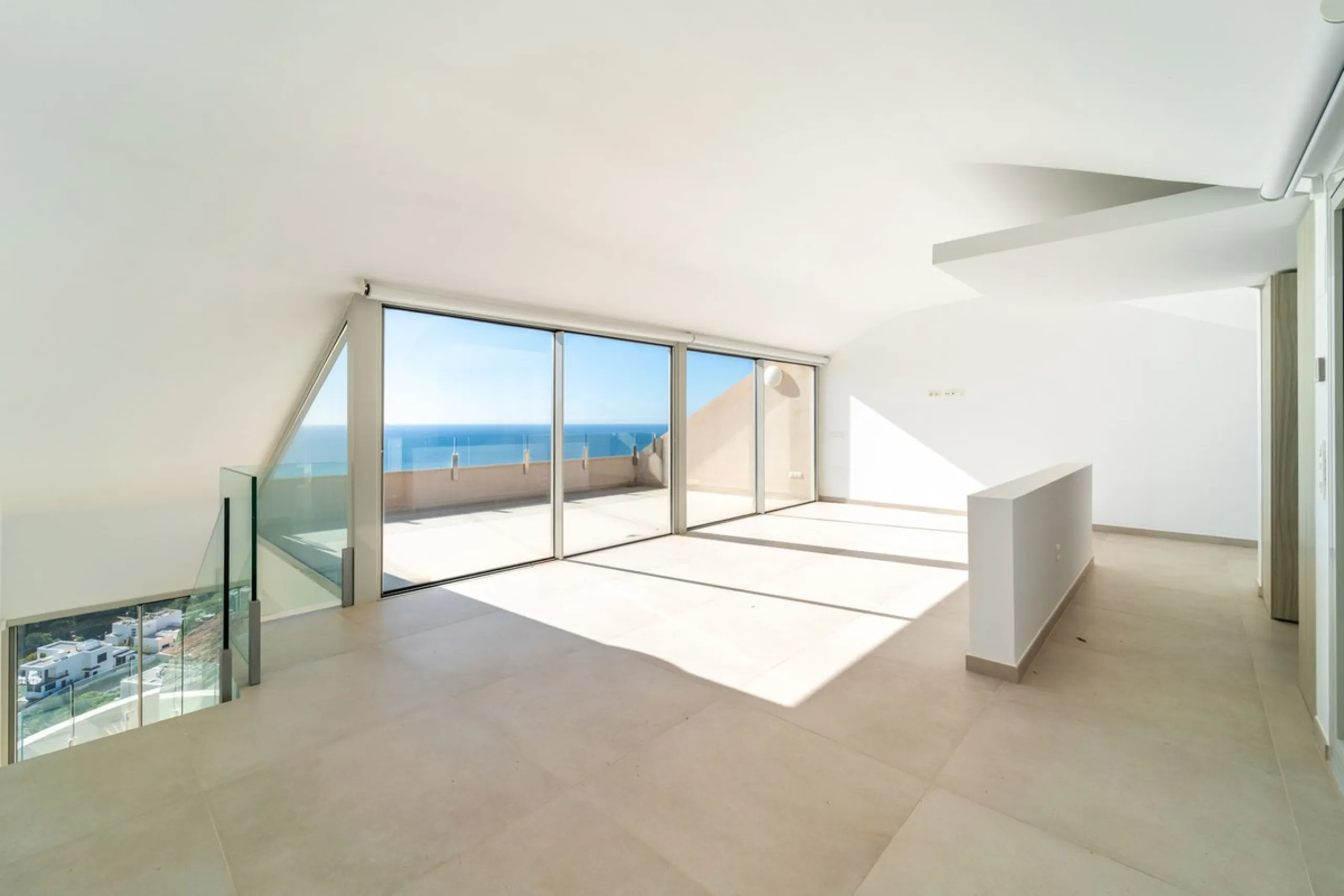 Brand new south facing penthouse duplex, located in the exclusive urbanization of Stupa Hills. The property consists of hall, 3 bedrooms with built-in wardrobes and electric blinds, bathroom and guest toilet, open plan kitchen fully furnished and equipped