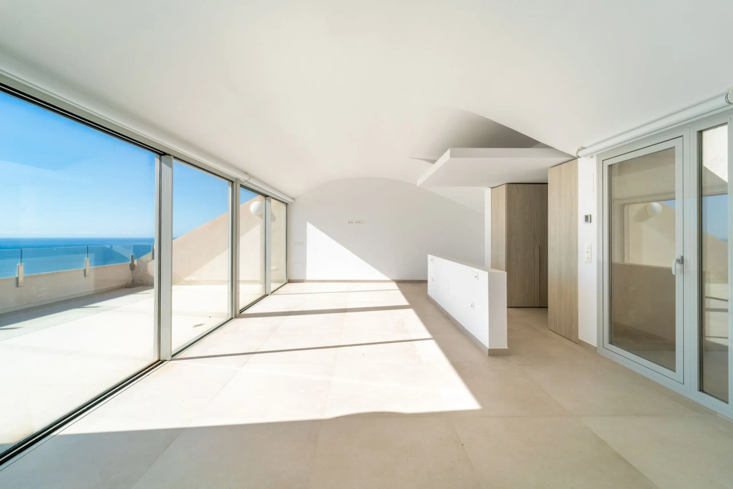 Brand new south facing penthouse duplex, located in the exclusive urbanization of Stupa Hills. The property consists of hall, 3 bedrooms with built-in wardrobes and electric blinds, bathroom and guest toilet, open plan kitchen fully furnished and equipped