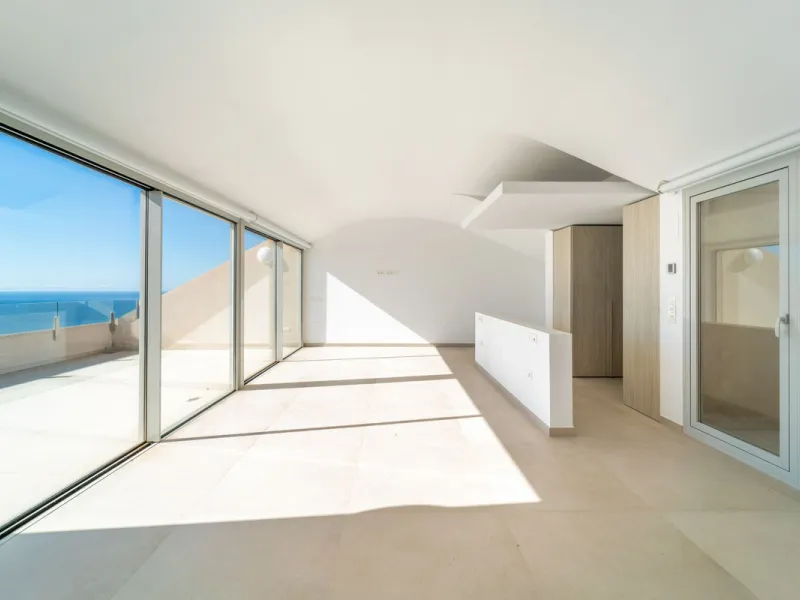 Brand new south facing penthouse duplex, located in the exclusive urbanization of Stupa Hills. The property consists of hall, 3 bedrooms with built-in wardrobes and electric blinds, bathroom and guest toilet, open plan kitchen fully furnished and equipped