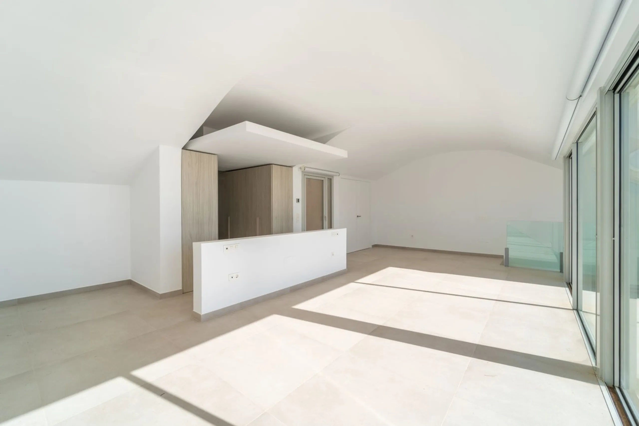 Brand new south facing penthouse duplex, located in the exclusive urbanization of Stupa Hills. The property consists of hall, 3 bedrooms with built-in wardrobes and electric blinds, bathroom and guest toilet, open plan kitchen fully furnished and equipped
