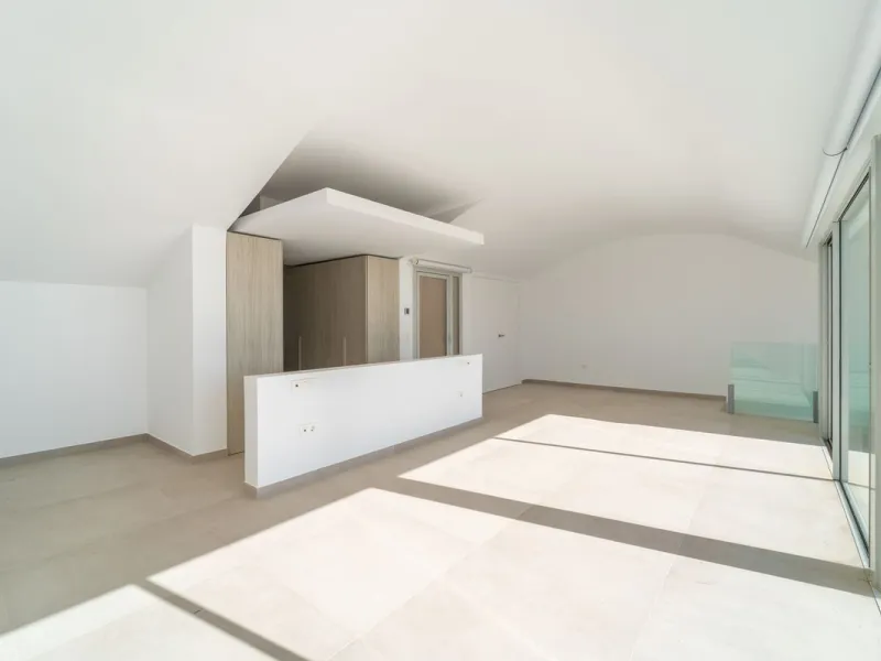 Brand new south facing penthouse duplex, located in the exclusive urbanization of Stupa Hills. The property consists of hall, 3 bedrooms with built-in wardrobes and electric blinds, bathroom and guest toilet, open plan kitchen fully furnished and equipped