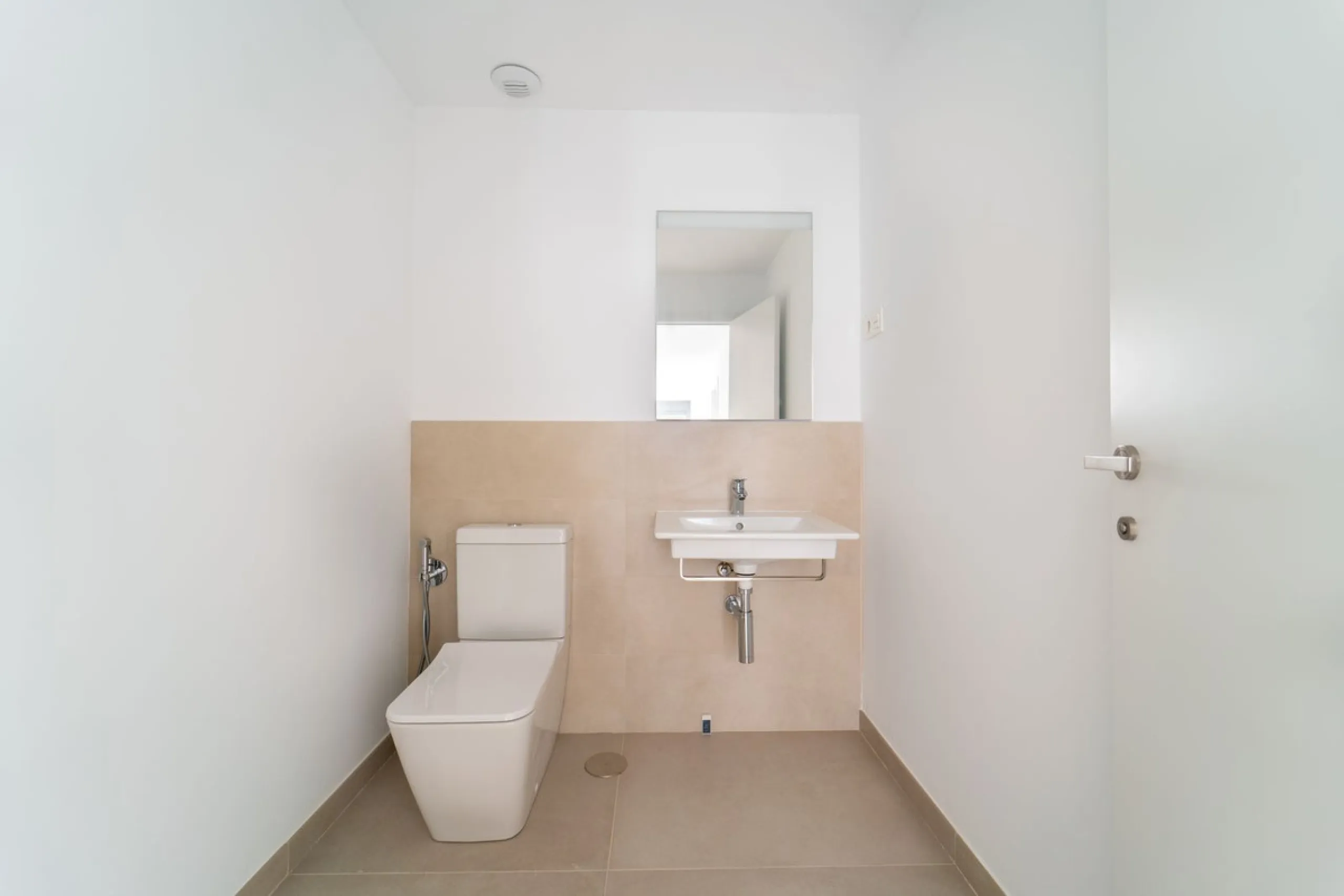 Brand new south facing penthouse duplex, located in the exclusive urbanization of Stupa Hills. The property consists of hall, 3 bedrooms with built-in wardrobes and electric blinds, bathroom and guest toilet, open plan kitchen fully furnished and equipped